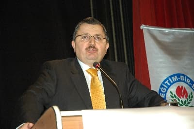 <font face="Arial" size="2">Bu &uuml;lkenin sorunlarının &ccedil;&ouml;z&uuml;m yerinin meclis, &ccedil;&ouml;z&uuml;m tarafının millet olduğunu s&ouml;yleyen G&uuml;ndoğdu, &quot;<font color="#333399">Ter&ouml;r&uuml; ve ter&ouml;rden beslenmeyi iş edinenler, &uuml;lkemiz i&ccedil;in b&uuml;y&uuml;k sorun. Bunu iş edinenler siyaset&ccedil;i, sendikacı, ter&ouml;rist olmuş fark etmez. Bu &uuml;lkenin sorunlarının &ccedil;&ouml;z&uuml;m yeri meclis, &ccedil;&ouml;z&uuml;m tarafı millettir. Bataklığı kurutmak i&ccedil;in &uuml;lkenin kirlerinden arınması lazım. JİTEM, faili me&ccedil;hul cinayetler, sır odaları, kozmik odalar, ıslak imzalar gibi ne olduğu belirsiz kirliliklerden kurtulup şeffaf &uuml;lkeyi tesis etmemiz gerekir. Bu &uuml;lkenin enerjisi boşa harcanmamalı</font>&quot; diye konuştu. </font><br /><br /><font face="arial,helvetica,sans-serif" size="2">G&uuml;ndoğdu, milletin ordusunun, milletin değerleriyle kavga eden, anayasa ve yasaları ihlal ederek yanlış yapanları i&ccedil;inde barındırmaması gerektiğini kaydetti. Komutanların hukukun &uuml;st&uuml;nl&uuml;ğ&uuml; i&ccedil;in biraraya gelmeleri gerektiğini belirten G&uuml;ndoğdu, &quot;<font color="#333399">Yargıya havale edilmiş iddialar var. Bunun sonucunu beklemeleri lazım. Bunun dışında ge&ccedil;mişte olduğu gibi kendilerini yasama ve y&uuml;r&uuml;tmenin &ouml;n&uuml;ne koyarak, Başbakan'a bağlı olduklarını unutacak bir işlem yapmaları doğru olmaz</font>&quot; dedi.</font> 