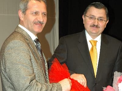 <font face="arial,helvetica,sans-serif" size="2">Askerlerin sivil mahkemelerde yargılanması d&uuml;zenlemesinin Anayasa Mahkemesi tarafından iptal edildiğini hatırlatan G&uuml;ndoğdu, &quot;<font color="#333399">Bu d&uuml;zenlemeyi demokratikleşme ve sivilleşme adına son derece &ouml;nemli g&ouml;r&uuml;yoruz. D&uuml;zenlemenin Anayasa Mahkemesi tarafından iptal edilmesi, demokratikleşme konusunda frene basanları bir kez daha ortaya &ccedil;ıkarmıştır. Askeri mahkemelerin barış zamanında sivilleri yargılayamaması kadar &ouml;nemli bulduğumuz bu d&uuml;zenlemenin iptali, beklentilerin aksine demokratikleşme ve sivilleşme konusunda<br />gelecek d&ouml;nemde karşılaşacağımız engelleri bertaraf edecek motivasyonu &uuml;retmelidir</font>&quot; diye konuştu. <br /><br />AKM'de d&uuml;zenlenen konferansı Adapazarı Kaymakamı Akın Yılmaz, Adapazarı Belediye Başkanı S&uuml;leyman Dişli, sendika başkanları ve &uuml;yeler izledi.</font> 