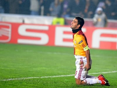 <font face="arial,helvetica,sans-serif" size="2"><font color="#333399">FLORES: &quot;TURU HAK EDEN TAKIM BİZDİK&quot;<br /></font><br />Atletico Madrid Teknik Direkt&ouml;r&uuml; Enrique Sanchez Flores, iki ma&ccedil;a baktıklarında, turu hak eden takımın kendileri olduğunu iddia ederek, &quot;<font color="#333399">90 dakika dolmadan &ouml;nce bu elemeyi ger&ccedil;ekleştirmek zorundaydık. Bu iki ma&ccedil;ın toplamına baktığımızda g&ouml;rebileceğimiz manzara, Atletico Madrid'in bir &uuml;st tura &ccedil;ıkmayı hak eden takım olduğudur</font>&quot; dedi.<br />Flores, ma&ccedil;ta Galatasaray'ın penaltı pozisyonu ile ilgili bir soru &uuml;zerine, hakemlerle ilgili bir yorum yapmadığını belirterek, &quot;<font color="#333399">Hakemlerin yaptıkları iş &ccedil;ok zor. Daha &ouml;ncesinde Reyes'in buna benzer bir pozisyonu vardı. Onları da anlamak gerekiyor</font>&quot; diye konuştu.<br />Flores, ma&ccedil;ta y&uuml;z&uuml;ne darbe alan ve oyun alınan Ag&uuml;ero'nun &ccedil;ene kemiğinde ilk anda kırıktan ş&uuml;phelendiklerini, ancak oyuncunun &ouml;nemli bir sakatlığının bulunmadığını s&ouml;zlerine ekledi.</font>