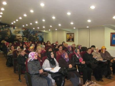 <font face="arial,helvetica,sans-serif" size="2">Atabek, &uuml;yelere il&ccedil;elerde g&ouml;revlendirilecek m&uuml;şaitlerin eğitimi ile ilgili bilgi vererek Mart ayında yapılacak organizasyonların değerlendirmesini yaptı.<br /><br />2011 yılında yapılacak genel se&ccedil;imlere kadar &ccedil;ok iyi hazırlanmaları gerektiğini ifade eden Atabek, &ldquo;<font color="#003390">50 kişilik kadın kolları y&ouml;netimimizi oluşturduk. Genel Merkezimiz y&ouml;netimi onayladı. Kadın kolları olarak bug&uuml;nden itibaren &ccedil;alışmalarımıza başlıyoruz. 2011 yılında genel se&ccedil;imler var. Kadın kollarının se&ccedil;imlerde &ccedil;ok b&uuml;y&uuml;k &ouml;nemi var. Se&ccedil;imlere kadar &ccedil;ok iyi hazırlanacağız</font>&rdquo; dedi.</font>