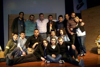 <font face="Arial" size="2">Oyunun sonunda Y&ouml;netmen Yakup Sinan Ak&ccedil;ay, &ldquo;<font color="#333399">Biz sadece bu sahnede g&ouml;rd&uuml;ğ&uuml;n&uuml;z birka&ccedil; kişiden ibaret değiliz. Bu oyunun arka planında hummalı bir &ccedil;alışma y&uuml;r&uuml;ten teknik ekibimiz ve diğer oyuncularımız en az bizim kadar alkışı hak etmiştir</font>&rdquo; diyerek Onur Keskin, Jale Ulu, Ahmet Ersoy, Nirancı Arslan, Enes Akyıldız, Merve Balcıoğlu, Ahmet &Ouml;ner Yal&ccedil;ın, Şehadet Eriş, Serhat Ayaşlı, Resul Aktaş, Volkan Şafak, Musa G&uuml;ner, Ayşeg&uuml;l Cankut, Pınar Yal&ccedil;ın, Şevket İnan ve Kul&uuml;p Başkanı Nuri Arslanoğlu'nu sahneye davet etti.</font>
