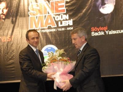 <font face="arial,helvetica,sans-serif" size="2">G&ouml;n&uuml;l Yarası filminin &ccedil;ok etkileyici bir oyunculukla aşkı ve tutkuyu anlattığını belirten Yalsızu&ccedil;anlar, filmdeki karakterlerden ve yaşanan olaylardan bahsetti.<br /><br />Yalsızu&ccedil;anlar, &ldquo;<font color="#333399">Y&ouml;netmenliğini ve senaristliğini Turgut Yılmaz'ın yaptığı ve başrollerini Şener Şen ve Meltem Cumbul'un paylaştığı filmde hayatını Anadolu'nun &uuml;cra k&ouml;şelerinde hayatını &ouml;ğrencilerine adayarak ge&ccedil;irmiş, bu uğurda karısından ve &ccedil;ocuklarından bile vazge&ccedil;miş idealist &ouml;ğretmen Nazım, emekli olduktan sonra İstanbul'a, mahallesi Samatya'ya d&ouml;ner. Emekli maaşının bağlanması beklerken, ge&ccedil;imini sağlayabilmek i&ccedil;in geceleri yakın arkadaşı Takoz Atakan'ın taksisinde &ccedil;alışmaya başlar. Psikopat kocasından ka&ccedil;arak k&uuml;&ccedil;&uuml;k kızıyla İstanbul'a gelen D&uuml;nya ise, bir pavyonda t&uuml;rk&uuml;c&uuml;l&uuml;k yapmaktadır. Feleğin &ccedil;emberinden ge&ccedil;miş, insan sarrafı haline gelmiş kadın, g&uuml;n&uuml;n birinde arabasına bindiği Nazım'ın efendiliğini g&ouml;r&uuml;nce ona g&uuml;venebileceğini anlar ve olaylar bu seyirde s&uuml;rer gider</font>&rdquo; dedi.<br /><br />S&ouml;yleşi sonunda B&uuml;y&uuml;kşehir Başkan Vekili Osman Aydın programa katılan Sadık Yalsızu&ccedil;anlara teşekk&uuml;r ederek, &ccedil;i&ccedil;ek takdim etti. Program G&ouml;n&uuml;l Yarası filminin g&ouml;sterimi ile sona erdi.</font>