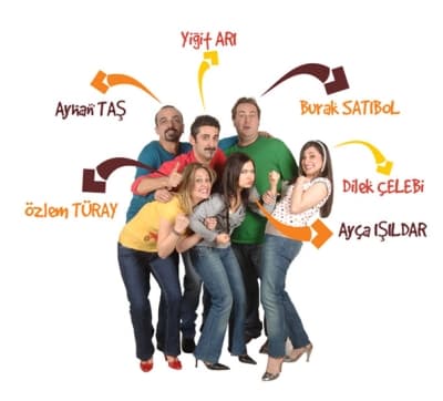 <strong><font face="Arial" size="2">Mahşer-i C&uuml;mb&uuml;ş<br /><br /></font></strong><font face="Arial" size="2">T&uuml;rkiye&rsquo;de Modern Doğa&ccedil;lama Tiyatro'nun &ouml;nc&uuml;s&uuml; olan Mahşer-i C&uuml;mb&uuml;ş, 2001 yılı Mayıs ayında Ankara &Uuml;niversitesi Dil ve Tarih - Coğrafya Fak&uuml;ltesi Tiyatro B&ouml;l&uuml;m&uuml; &ouml;ğrencileri tarafından kuruldu. Aynı yıl Eyl&uuml;l ayında Ankara Tenedos kafede &ldquo;Tiyatro Sporu&rdquo; g&ouml;sterilerine başladı. <br /><br />Mahşer-i C&uuml;mb&uuml;ş 2003 yılının Ağustos ayında İstanbul&rsquo;a taşınarak faaliyetlerini İstanbul&rsquo;da s&uuml;rd&uuml;rd&uuml;.<br /><br /></font><font face="Arial" size="2">Mahşer-i C&uuml;mb&uuml;ş kurulduğu g&uuml;nden bu yana Ankara ve İstanbul başta olmak &uuml;zere bir &ccedil;ok ilde g&ouml;steriler sergiledi ve festivallere katıldı. T&uuml;rkiye&rsquo;de Modern Doğa&ccedil;lama Tiyatro'nun &ouml;nc&uuml;s&uuml; olan Mahşer-i C&uuml;mb&uuml;ş, Doğa&ccedil;lama Tiyatronun g&ouml;steri bi&ccedil;imlerinden biri olan &ldquo;Tiyatro Sporu&rdquo;nu T&uuml;rkiye&rsquo;de ilk defa seyirci ile buluşturdu.<br /><br /></font>