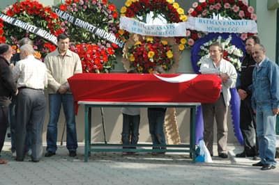<font face="Arial" size="2">Polis memurunun ağabeyleri Mehmet ve Mesut G&uuml;lper kardeşler g&ouml;zyaşlarını tutamadı. Hastanede yaralı olarak tedavi g&ouml;ren polis memurunun s&ouml;zl&uuml;s&uuml; Ebru U&ccedil;ar da, yaralı olduğu halde cenazenin getirildiği cami &ccedil;evresinden bir an olsun ayrılmadı. İkindi namazı sonrasında kılınan cenaze namazına Sakarya B&uuml;y&uuml;kşehir Belediye Başkanı Zeki To&ccedil;oğlu, AK Parti İl Başkanı Recep Uncuoğlu, Erenler Belediye Başkanı Cavit &Ouml;zt&uuml;rk, Erenler Emniyet M&uuml;d&uuml;r&uuml; Hayati Bayazıt, polisler, vatandaşlar ve kalabalık bir cemaat katıldı. Cenaze namazının kılınmasının ardından tabut omuzlara alınırken, polis memurunun s&ouml;zl&uuml;s&uuml; Ebru U&ccedil;ar g&ouml;zyaşlarını tutamayarak ağıtlar yaktı. Polis memuru Veysel Burak G&uuml;lper'in cenazesi, Erenler Mezarlığı'nda toprağa verildi.</font>