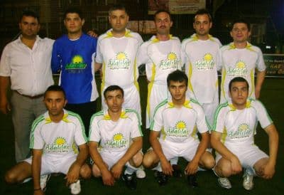 <font face="arial,helvetica,sans-serif" size="2"><strong>&Ccedil;olakoğlu: 7  Karmar: 0</strong><br /><strong>Saha:</strong> Erenler spor kompleksi<br /><strong>Hakem:</strong>  G&ouml;khan &Uuml;resin</font><p><font face="arial,helvetica,sans-serif" size="2"><strong>&Ccedil;olakoğlu:</strong> Haydar &Ccedil;elikarslan, Emre &Ccedil;elikarslan, Hakan  &Ccedil;elikarslan, Erol &Ccedil;elikarslan, Osman &Ccedil;elikarslan, G&ouml;khan &Ccedil;elikarslan,  Ethem &Ccedil;elikarslan, Resul &Ccedil;elikarslan.</font></p><p><font face="arial,helvetica,sans-serif" size="2"><strong>Antren&ouml;r:</strong> Yakup  &Ccedil;elikarslan<br /><strong>Karmar: </strong>İbrahim Dağ, İlker Durmaz, Metin &Ccedil;eştepe,  İbrahim Dağ, Ayta&ccedil; &Ccedil;olakoğlu, Hikmet Kılı&ccedil;, Latif &Ccedil;etin, Ferdi Top&ccedil;u.</font></p><p><font face="arial,helvetica,sans-serif" size="2"><strong>Antren&ouml;r: </strong>Tolga Sezer  <br /><strong>Goller: </strong>Ethem &Ccedil;elikarslan (2), G&ouml;khan &Ccedil;elikarslan (2), Osman  &Ccedil;elikarslan (2), Erol &Ccedil;elikarslan (&Ccedil;olakoğlu)</font></p>