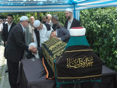 <font face="Arial" size="2">Serdivan il&ccedil;esi Beşk&ouml;pr&uuml; Mahallesi'nde bulunan vakıf binası &ouml;n&uuml;ne getirilen Hakikat Vakfı Cemaati lideri &Ouml;mer &Ouml;ng&uuml;t'&uuml;n cenazesi m&uuml;ritleri tarafından omuzlarda taşındı. Bu esnada izdiham yaşandı. Vakıf y&ouml;neticileri, &quot;<font color="#333399">Hocamızın vasiyeti var. İzdiham yaşanmasın</font>&quot; diyerek m&uuml;ritleri uyardılar. M&uuml;ritlerin cenazeyi cep telefonlarına &ccedil;ekmeleri g&ouml;zlerden ka&ccedil;madı. <br /><br />Hakikat Camii'nde yaklaşık bin 500 kişinin katıldığı cenaze namazından sonra Hakikat Vakfı Cemaati lideri &Ouml;ng&uuml;t'&uuml;n cenazesi Erenler Mezarlığı'nda toprağa verildi. <br /><br />Kamuoyu, Hakikat Vakfı Cemaati lideri &Ouml;ng&uuml;t'&uuml; organ bağışı konusunda yapmış olduğu a&ccedil;ıklamalarla yakından tanıyordu. </font>