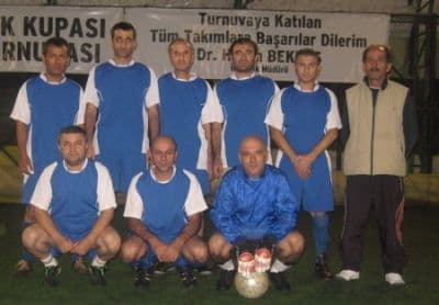 <div><strong><div><div><font face="arial, helvetica, sans-serif"><span class="Apple-style-span" style="font-size: small">Neşeli G&uuml;nler Başlıyor:</span></font></div><div><span class="Apple-style-span" style="font-weight: normal"><font face="arial, helvetica, sans-serif"><span class="Apple-style-span" style="font-size: small"><br /></span></font></span></div><div><span class="Apple-style-span" style="font-weight: normal"><font face="arial, helvetica, sans-serif"><span class="Apple-style-span" style="font-size: small">Sapanca Meslek Y&uuml;ksekokulu &quot;Şampiyonlar Ligi&quot; bug&uuml;n oynanacak &uuml;&ccedil; karşılaşma ile başlıyor.</span></font></span></div><div><span class="Apple-style-span" style="font-weight: normal"><font face="arial, helvetica, sans-serif"><span class="Apple-style-span" style="font-size: small"><br /></span></font></span></div><div><font face="arial, helvetica, sans-serif"><span class="Apple-style-span" style="font-size: small">12 Takım Yarışıyor:</span></font></div><div><span class="Apple-style-span" style="font-weight: normal"><font face="arial, helvetica, sans-serif"><span class="Apple-style-span" style="font-size: small"><br /></span></font></span></div><div><span class="Apple-style-span" style="font-weight: normal"><font face="arial, helvetica, sans-serif"><span class="Apple-style-span" style="font-size: small">Bu sene 9.cusu ger&ccedil;ekleştirilecek, Sakarya &Uuml;niversitesinin en eski ve d&uuml;zenli spor etkinliğine toplam 12 takım iştirak etti. Sapanca Meslek Y&uuml;ksekokulu &ouml;ğrencilerinin klasiği haline gelen ve kaynaşma, dayanışma ile birliğin tesis edilmesine en &ccedil;ok etki eden 9. G&uuml;z Kupası Futbol Ligi yeni heyecan dalgaları meydana getirmeye aday.&nbsp;</span></font></span></div><div><span class="Apple-style-span" style="font-weight: normal"><font face="arial, helvetica, sans-serif"><span class="Apple-style-span" style="font-size: small"><br /></span></font></span></div><div><span class="Apple-style-span" style="font-weight: normal"><font face="arial, helvetica, sans-serif"><span class="Apple-style-span" style="font-size: small">Turnuvaya katılan takımların b&uuml;t&uuml;n oyuncularında aynı zamanda Bahar d&ouml;neminde &Uuml;niversite Rekt&ouml;rl&uuml;ğ&uuml; tarafından oluşturulan &ouml;ğrenci ligi i&ccedil;in oluşturulacak okul takımına girme yarışı ve heyecanı da yaşanacak.&nbsp;</span></font></span></div><div><span class="Apple-style-span" style="font-weight: normal"><font face="arial, helvetica, sans-serif"><span class="Apple-style-span" style="font-size: small"><br /></span></font></span></div><div><font face="arial, helvetica, sans-serif"><span class="Apple-style-span" style="font-size: small">Turnuvaya &Ouml;zel &Ccedil;im:</span></font></div><div><span class="Apple-style-span" style="font-weight: normal"><font face="arial, helvetica, sans-serif"><span class="Apple-style-span" style="font-size: small"><br /></span></font></span></div><div><span class="Apple-style-span" style="font-weight: normal"><font face="arial, helvetica, sans-serif"><span class="Apple-style-span" style="font-size: small">Bu yıl yapılacak Rekt&ouml;rl&uuml;k &Ouml;ğrenci Ligi'ne iddalı gireceklerini belirten Sapanca Meslek Y&uuml;ksekokulu takımı teknik heyeti, turnuva boyunca takımlarında oynayan b&uuml;t&uuml;n oyuncuları &ccedil;ok iyi takip ederek, en iyi kadroyu oluşturacaklarını belirttiler. Bu turnuvaya &ouml;zel, suni &ccedil;imi tamamen yenilenen K&ouml;semen Kapalı Halı saha Tesisleri'nde başlayacak Lig i&ccedil;in, 22 Ekim 2010 Cuma g&uuml;n&uuml; 17.30'da yapılan kura &ccedil;ekimi sonucunda gruplar belli oldu.</span></font></span></div><div><span class="Apple-style-span" style="font-weight: normal"><font face="arial, helvetica, sans-serif"><span class="Apple-style-span" style="font-size: small">&nbsp;</span></font></span></div><div><font face="arial, helvetica, sans-serif"><span class="Apple-style-span" style="font-size: small">G&uuml;n&uuml;n Programı:</span></font></div><div><span class="Apple-style-span" style="font-weight: normal"><font face="arial, helvetica, sans-serif"><span class="Apple-style-span" style="font-size: small">&nbsp;</span></font></span></div><div><span class="Apple-style-span" style="font-weight: normal"><strong><font face="arial, helvetica, sans-serif"><span class="Apple-style-span" style="font-size: small">12.00:</span></font></strong><font face="arial, helvetica, sans-serif"><span class="Apple-style-span" style="font-size: small"> Piiz United-Musallat</span></font></span></div><div><span class="Apple-style-span" style="font-weight: normal"><strong><font face="arial, helvetica, sans-serif"><span class="Apple-style-span" style="font-size: small">13.00:</span></font></strong><font face="arial, helvetica, sans-serif"><span class="Apple-style-span" style="font-size: small"> Bulamadık-Sıkıntı</span></font></span></div><div><span class="Apple-style-span" style="font-weight: normal"><strong><font face="arial, helvetica, sans-serif"><span class="Apple-style-span" style="font-size: small">14.00:</span></font></strong><font face="arial, helvetica, sans-serif"><span class="Apple-style-span" style="font-size: small"> &nbsp;Erguvan-Piiz Lizbon</span></font></span></div><div><span class="Apple-style-span" style="font-weight: normal"><font face="arial, helvetica, sans-serif"><span class="Apple-style-span" style="font-size: small"><br /></span></font></span></div><div><span class="Apple-style-span" style="font-weight: normal"><font face="arial, helvetica, sans-serif"><span class="Apple-style-span" style="font-size: small"><br /></span></font></span></div><div><font face="arial, helvetica, sans-serif"><span class="Apple-style-span" style="font-size: small">A Grubu</span></font></div><div><span class="Apple-style-span" style="font-weight: normal"><font face="arial, helvetica, sans-serif"><span class="Apple-style-span" style="font-size: small">Piiz United</span></font></span></div><div><span class="Apple-style-span" style="font-weight: normal"><font face="arial, helvetica, sans-serif"><span class="Apple-style-span" style="font-size: small">Musallat</span></font></span></div><div><span class="Apple-style-span" style="font-weight: normal"><font face="arial, helvetica, sans-serif"><span class="Apple-style-span" style="font-size: small">Fırtına</span></font></span></div><div><span class="Apple-style-span" style="font-weight: normal"><font face="arial, helvetica, sans-serif"><span class="Apple-style-span" style="font-size: small">Teamsah</span></font></span></div><div><span class="Apple-style-span" style="font-weight: normal"><font face="arial, helvetica, sans-serif"><span class="Apple-style-span" style="font-size: small">&nbsp;</span></font></span></div><div><font face="arial, helvetica, sans-serif"><span class="Apple-style-span" style="font-size: small">B Grubu</span></font></div><div><span class="Apple-style-span" style="font-weight: normal"><font face="arial, helvetica, sans-serif"><span class="Apple-style-span" style="font-size: small">Nostalji Ş&ouml;hretler</span></font></span></div><div><span class="Apple-style-span" style="font-weight: normal"><font face="arial, helvetica, sans-serif"><span class="Apple-style-span" style="font-size: small">Karambol</span></font></span></div><div><span class="Apple-style-span" style="font-weight: normal"><font face="arial, helvetica, sans-serif"><span class="Apple-style-span" style="font-size: small">Bulamadık</span></font></span></div><div><span class="Apple-style-span" style="font-weight: normal"><font face="arial, helvetica, sans-serif"><span class="Apple-style-span" style="font-size: small">Sıkıntı</span></font></span></div><div><span class="Apple-style-span" style="font-weight: normal"><font face="arial, helvetica, sans-serif"><span class="Apple-style-span" style="font-size: small">&nbsp;</span></font></span></div><div><font face="arial, helvetica, sans-serif"><span class="Apple-style-span" style="font-size: small">C Grubu</span></font></div><div><span class="Apple-style-span" style="font-weight: normal"><font face="arial, helvetica, sans-serif"><span class="Apple-style-span" style="font-size: small">+ 18</span></font></span></div><div><span class="Apple-style-span" style="font-weight: normal"><font face="arial, helvetica, sans-serif"><span class="Apple-style-span" style="font-size: small">Ota Boca Juniors</span></font></span></div><div><span class="Apple-style-span" style="font-weight: normal"><font face="arial, helvetica, sans-serif"><span class="Apple-style-span" style="font-size: small">Erguvan</span></font></span></div><div><span class="Apple-style-span" style="font-weight: normal"><font face="arial, helvetica, sans-serif"><span class="Apple-style-span" style="font-size: small">Piiz Lizbon</span></font></span></div><div><span class="Apple-style-span" style="font-weight: normal"><font face="arial, helvetica, sans-serif"><span class="Apple-style-span" style="font-size: small">&nbsp;</span></font></span></div><div><font face="arial, helvetica, sans-serif"><span class="Apple-style-span" style="font-size: small">Sapanca MYO&nbsp;</span></font><strong><div style="display: inline !important"><div style="display: inline !important"><font face="arial, helvetica, sans-serif"><span class="Apple-style-span" style="font-size: small">9.G&uuml;z Kupası Fikst&uuml;r&uuml;</span></font></div></div></strong></div><div><font face="arial, helvetica, sans-serif"><span class="Apple-style-span" style="font-size: small">K&ouml;semen Halı Saha</span></font></div><div><span class="Apple-style-span" style="font-weight: normal"><font face="arial, helvetica, sans-serif"><span class="Apple-style-span" style="font-size: small"><br /></span></font></span></div><div><font face="arial, helvetica, sans-serif"><span class="Apple-style-span" style="font-size: small">26.Ekim.2010 salı</span></font></div><div><span class="Apple-style-span" style="font-weight: normal"><strong><font face="arial, helvetica, sans-serif"><span class="Apple-style-span" style="font-size: small">12.00:</span></font></strong><font face="arial, helvetica, sans-serif"><span class="Apple-style-span" style="font-size: small"> + 18 &ndash; Ota Boca Junıors</span></font></span></div><div><span class="Apple-style-span" style="font-weight: normal"><strong><font face="arial, helvetica, sans-serif"><span class="Apple-style-span" style="font-size: small">13.00:</span></font></strong><font face="arial, helvetica, sans-serif"><span class="Apple-style-span" style="font-size: small"> Nostalji &ndash; Karambol</span></font></span></div><div><span class="Apple-style-span" style="font-weight: normal"><strong><font face="arial, helvetica, sans-serif"><span class="Apple-style-span" style="font-size: small">14.00:</span></font></strong><font face="arial, helvetica, sans-serif"><span class="Apple-style-span" style="font-size: small"> Fırtına &ndash; Teamsah</span></font></span></div><div><span class="Apple-style-span" style="font-weight: normal"><font face="arial, helvetica, sans-serif"><span class="Apple-style-span" style="font-size: small"><br /></span></font></span></div><div><font face="arial, helvetica, sans-serif"><span class="Apple-style-span" style="font-size: small">27.Ekim.2010 &ccedil;arşamba</span></font></div><div><span class="Apple-style-span" style="font-weight: normal"><strong><font face="arial, helvetica, sans-serif"><span class="Apple-style-span" style="font-size: small">12.00:</span></font></strong><font face="arial, helvetica, sans-serif"><span class="Apple-style-span" style="font-size: small"> Musallat &ndash; Fırtına&nbsp;</span></font></span></div><div><span class="Apple-style-span" style="font-weight: normal"><strong><font face="arial, helvetica, sans-serif"><span class="Apple-style-span" style="font-size: small">13.00:</span></font></strong><font face="arial, helvetica, sans-serif"><span class="Apple-style-span" style="font-size: small"> Ota Boca Junıors &ndash; Erguvan</span></font></span></div><div><span class="Apple-style-span" style="font-weight: normal"><strong><font face="arial, helvetica, sans-serif"><span class="Apple-style-span" style="font-size: small">14.00:</span></font></strong><font face="arial, helvetica, sans-serif"><span class="Apple-style-span" style="font-size: small"> Karambol &ndash; Bulamadık</span></font></span></div><div><span class="Apple-style-span" style="font-weight: normal"><font face="arial, helvetica, sans-serif"><span class="Apple-style-span" style="font-size: small"><br /></span></font></span></div><div><font face="arial, helvetica, sans-serif"><span class="Apple-style-span" style="font-size: small">01.Kasım.2010 pazartesi</span></font></div><div><span class="Apple-style-span" style="font-weight: normal"><strong><font face="arial, helvetica, sans-serif"><span class="Apple-style-span" style="font-size: small">12.00:</span></font></strong><font face="arial, helvetica, sans-serif"><span class="Apple-style-span" style="font-size: small"> Nostalji &ndash; Sıkıntı</span></font></span></div><div><span class="Apple-style-span" style="font-weight: normal"><strong><font face="arial, helvetica, sans-serif"><span class="Apple-style-span" style="font-size: small">13.00:</span></font></strong><font face="arial, helvetica, sans-serif"><span class="Apple-style-span" style="font-size: small"> Piiz Unıted &ndash; Teamsah</span></font></span></div><div><span class="Apple-style-span" style="font-weight: normal"><strong><font face="arial, helvetica, sans-serif"><span class="Apple-style-span" style="font-size: small">14.00:</span></font></strong><font face="arial, helvetica, sans-serif"><span class="Apple-style-span" style="font-size: small"> + 18 &ndash; Piiz Lizbon</span></font></span></div><div><span class="Apple-style-span" style="font-weight: normal"><font face="arial, helvetica, sans-serif"><span class="Apple-style-span" style="font-size: small"><br /></span></font></span></div><div><font face="arial, helvetica, sans-serif"><span class="Apple-style-span" style="font-size: small">02.Kasım.2010 salı</span></font></div><div><span class="Apple-style-span" style="font-weight: normal"><strong><font face="arial, helvetica, sans-serif"><span class="Apple-style-span" style="font-size: small">12.00: </span></font></strong><font face="arial, helvetica, sans-serif"><span class="Apple-style-span" style="font-size: small">Ota Boca Junıors &ndash; Piiz Lizbon</span></font></span></div><div><strong><font face="arial, helvetica, sans-serif"><span class="Apple-style-span" style="font-size: small">13.00:</span></font></strong><font face="arial, helvetica, sans-serif"><span class="Apple-style-span" style="font-size: small"> </span></font><span class="Apple-style-span" style="font-weight: normal"><font face="arial, helvetica, sans-serif"><span class="Apple-style-span" style="font-size: small">Musallat &ndash; Fırtına&nbsp;</span></font></span></div><div><span class="Apple-style-span" style="font-weight: normal"><strong><font face="arial, helvetica, sans-serif"><span class="Apple-style-span" style="font-size: small">14.00:</span></font></strong><font face="arial, helvetica, sans-serif"><span class="Apple-style-span" style="font-size: small"> Karambol - Sıkıntı</span></font></span></div><div><span class="Apple-style-span" style="font-weight: normal"><font face="arial, helvetica, sans-serif"><span class="Apple-style-span" style="font-size: small"><br /></span></font></span></div><div><font face="arial, helvetica, sans-serif"><span class="Apple-style-span" style="font-size: small">03.Kasım.2010 &ccedil;arşamba</span></font></div><div><span class="Apple-style-span" style="font-weight: normal"><strong><font face="arial, helvetica, sans-serif"><span class="Apple-style-span" style="font-size: small">12.00:</span></font></strong><font face="arial, helvetica, sans-serif"><span class="Apple-style-span" style="font-size: small"> Piiz Unıted &ndash; Fırtına&nbsp;</span></font></span></div><div><span class="Apple-style-span" style="font-weight: normal"><strong><font face="arial, helvetica, sans-serif"><span class="Apple-style-span" style="font-size: small">13.00</span></font></strong><font face="arial, helvetica, sans-serif"><span class="Apple-style-span" style="font-size: small">: Nostalji &ndash; Bulamadık&nbsp;</span></font></span></div><div><span class="Apple-style-span" style="font-weight: normal"><strong><font face="arial, helvetica, sans-serif"><span class="Apple-style-span" style="font-size: small">14.00:</span></font></strong><font face="arial, helvetica, sans-serif"><span class="Apple-style-span" style="font-size: small"> + 18 &ndash; Erguvan&nbsp;</span></font></span></div><div><span class="Apple-style-span" style="font-weight: normal"><font face="arial, helvetica, sans-serif"><span class="Apple-style-span" style="font-size: small"><br /></span></font></span></div><div><font face="arial, helvetica, sans-serif"><span class="Apple-style-span" style="font-size: small">08.Kasım.2010 pazartesi (&ccedil;eyrek final)</span></font></div><div><span class="Apple-style-span" style="font-weight: normal"><strong><font face="arial, helvetica, sans-serif"><span class="Apple-style-span" style="font-size: small">12.00:</span></font></strong><font face="arial, helvetica, sans-serif"><span class="Apple-style-span" style="font-size: small"> A 1 &ndash; B 2</span></font></span></div><div><span class="Apple-style-span" style="font-weight: normal"><strong><font face="arial, helvetica, sans-serif"><span class="Apple-style-span" style="font-size: small">13.00:</span></font></strong><font face="arial, helvetica, sans-serif"><span class="Apple-style-span" style="font-size: small"> B 1 &ndash; C 2</span></font></span></div><div><span class="Apple-style-span" style="font-weight: normal"><strong><font face="arial, helvetica, sans-serif"><span class="Apple-style-span" style="font-size: small">14.00:</span></font></strong><font face="arial, helvetica, sans-serif"><span class="Apple-style-span" style="font-size: small"> C 1 &ndash; a 2&nbsp;</span></font></span></div><div><span class="Apple-style-span" style="font-weight: normal"><font face="arial, helvetica, sans-serif"><span class="Apple-style-span" style="font-size: small"><br /></span></font></span></div><div><font face="arial, helvetica, sans-serif"><span class="Apple-style-span" style="font-size: small">11.Kasım.2010 Perşembe (yarı final)</span></font></div><div><span class="Apple-style-span" style="font-weight: normal"><strong><font face="arial, helvetica, sans-serif"><span class="Apple-style-span" style="font-size: small">13.00:</span></font></strong><font face="arial, helvetica, sans-serif"><span class="Apple-style-span" style="font-size: small"> 1. Ma&ccedil;ın galibi &ndash; 2. Ma&ccedil;ın galibi</span></font></span></div><div><span class="Apple-style-span" style="font-weight: normal"><strong><font face="arial, helvetica, sans-serif"><span class="Apple-style-span" style="font-size: small">14.00: </span></font></strong><font face="arial, helvetica, sans-serif"><span class="Apple-style-span" style="font-size: small">3. Ma&ccedil;ın galibi &ndash; averajla gelen</span></font></span></div><div><span class="Apple-style-span" style="font-weight: normal"><font face="arial, helvetica, sans-serif"><span class="Apple-style-span" style="font-size: small"><br /></span></font></span></div><div><font face="arial, helvetica, sans-serif"><span class="Apple-style-span" style="font-size: small">24.Kasım.2010 &ccedil;arşamba (3nc&uuml;l&uuml;k ve final)</span></font></div><div><span class="Apple-style-span" style="font-weight: normal"><strong><font face="arial, helvetica, sans-serif"><span class="Apple-style-span" style="font-size: small">15.00:</span></font></strong><font face="arial, helvetica, sans-serif"><span class="Apple-style-span" style="font-size: small"> Yarı finalde kaybedenler 3nc&uuml;l&uuml;k</span></font></span></div><div><span class="Apple-style-span" style="font-weight: normal"><strong><font face="arial, helvetica, sans-serif"><span class="Apple-style-span" style="font-size: small">16.00: </span></font></strong><font face="arial, helvetica, sans-serif"><span class="Apple-style-span" style="font-size: small">Yarı finalde kazananlar Şamiyonluk</span></font></span></div></div></strong></div>
