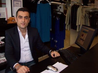 <p><font face="arial,helvetica,sans-serif" size="2">17 yıldır profesyonel anlamda bu sekt&ouml;rde olan Mağazalar Genel M&uuml;d&uuml;r&uuml; Murat Karaman İzmit&rsquo;teki NCITY Alışveriş Mağazası&rsquo;nda 180 metrekare alanda 6 personel ile hizmet verdiklerini belirtirken Sakarya Şubesi&rsquo;nde ise 100 metrekare alanda 4 personel ile hizmet verdiklerini belirtti.</font></p><p><font face="arial,helvetica,sans-serif" size="2">Feminen bir &ccedil;izgide, A plus kalitesindeki &uuml;r&uuml;nlerini B ve C plus rakamlarda sattıklarını belirten Karaman, ge&ccedil;tiğimiz bayramda yoğun ilgi g&ouml;rd&uuml;klerini, vizyon, misyon, tarz, konsept ve sunumları ile farklı bir &ccedil;izgide ve yapıda olduklarını belirtti. Sofistik Bayan Giyim Mağazası &Ccedil;ark Caddesi Yavuz Sokak No:7&rsquo;de hizmet vermekte.</font></p>