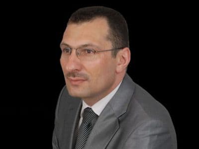 <p><font face="arial,helvetica,sans-serif" size="2"><strong>Ali İhsan Yavuz<br /><br /></strong></font><font face="arial,helvetica,sans-serif" size="2">1969 Trabzon - Yomra doğumludur.<br />İstanbul &Uuml;niversitesi Hukuk Fak&uuml;ltesi mezunu olup 2000 yılından beri Sakarya Barosu'na bağlı serbest avukatlık yapmaktadır.<br />Sakarya M&uuml;ft&uuml;l&uuml;ğ&uuml; b&uuml;nyesinde &ccedil;eşitli yerlerde 7 yıl kadar memur olarak &ccedil;alışan Ali İhsan Yavuz siyasete AK Parti ile başladı.<br />2001-2003 AK Parti Adapazarı Merkez İl&ccedil;e Kurucu Y&ouml;netim Kurulu &Uuml;yeliği ve İl&ccedil;e Başkan Yardımcılığı,<br />2003-2008 yılları arasında AK Parti Sakarya Merkez İl&ccedil;e Başkanlığı,<br />2008-2009 yılları arasında 6 ay kadar AK Parti Sakarya Adapazarı Kurucu İl&ccedil;e Başkanlığı g&ouml;revlerinde bulundu.<br />20.11.2009 tarihinde AK Parti İl Başkan Yardımcılığı, Siyasi ve Hukuk İşleri Başkanlığı'na getirildi.<br />Şiir yazmak ve okumak onun en b&uuml;y&uuml;k zevklerindendir.<br />Sakarya Yazarlar ve Şairler Derneği &uuml;yesidir.<br />Kişisel gelişim ve hafıza teknikleri konusunda &ccedil;alışmalar yapmaktadır.<br />Az miktarda İngilizce ve Arap&ccedil;a bilen Ali İhsan Yavuz, evli ve d&ouml;rt &ccedil;ocuk babasıdır.</font></p>
