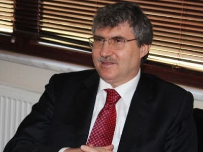 <p><font face="arial,helvetica,sans-serif" size="2"><strong>Ekrem Y&uuml;ce</strong></font></p><p><font face="arial,helvetica,sans-serif" size="2">Geyve İl&ccedil;esi'nin &Ccedil;engel K&ouml;y&uuml;'nde 1954 yılında d&uuml;nyaya geldi. İlk ve orta &ouml;ğrenimini Pamukova'da, lise &ouml;ğrenimini Kırklareli Atat&uuml;rk Lisesi ile Adapazarı İmam Hatip Okulu'nu bitirdi. Y&uuml;ksek &ouml;ğrenimini Erzurum Atat&uuml;rk &Uuml;niversitesi Ziraat Fak&uuml;ltesi K&uuml;lt&uuml;r Teknik ve Makine B&ouml;l&uuml;m&uuml;'nde y&uuml;ksek m&uuml;hendis olarak tamamladı. Kırklareli, Erzurum ve Adana'da Diyanet Teşkilatı, Vakıflar Genel M&uuml;d&uuml;rl&uuml;ğ&uuml; ve T&uuml;rkiye Zirai Donatım Kurumu Genel M&uuml;d&uuml;rl&uuml;ğ&uuml; gibi kurum ve kuruluşlarda devlet memurluğu ve idari g&ouml;revlerde bulundu.<br /><br />Vatani g&ouml;revini yedek subay olarak yaptı.<br /><br />&Ccedil;AYKUR Araştırma enstit&uuml;s&uuml; Teknoloji Kısım M&uuml;d&uuml;rl&uuml;ğ&uuml;'nde M&uuml;hendislik, Karadeniz Teknik &Uuml;niversitesi Meslek Y&uuml;ksek Okulu &Ccedil;ay Eksperliği B&ouml;l&uuml;m&uuml;'nde okutmanlık yaptı. Bu g&ouml;revine Rize &Uuml;niversitesi'nde de devam etti. Adapazarı Merkez Belediyesi'nde Başkan Yardımcılığı g&ouml;revini yaptı. &Ccedil;AYKUR Genel M&uuml;d&uuml;rl&uuml;ğ&uuml;'nde ve &ouml;zel sekt&ouml;rde, m&uuml;hendis, kısım m&uuml;d&uuml;rl&uuml;ğ&uuml; ve fabrika m&uuml;d&uuml;rl&uuml;ğ&uuml; gibi &ccedil;eşitli g&ouml;revlerde bulundu.<br />Adapazarı Merkez Erenler Belediye Başkanlığı g&ouml;revini yaptı.<br />&Ccedil;ay İşletmeleri Genel M&uuml;d&uuml;rl&uuml;ğ&uuml; (&Ccedil;AYKUR) Y&ouml;netim Kurulu Başkanlığı ve Genel M&uuml;d&uuml;rl&uuml;ğ&uuml; g&ouml;revlerini 04.02.2003 tarihinden 10.03.2011 tarihine kadar y&uuml;r&uuml;tt&uuml;.<br />KAMU-İŞ (Kamu İşletmeleri İşverenleri Sendikası) Y&ouml;netim Kurulu Başkan Vekilliği ve Y&ouml;netim Kurulu &Uuml;yeliği g&ouml;revlerini 15.11.2003 tarihinden 10.03.2011 tarihine kadar s&uuml;rd&uuml;rd&uuml;.<br />Ulusal &Ccedil;ay Konseyi Y&ouml;netim Kurulu &Uuml;yeliği'ni yaptı.<br />&Ccedil;AYKUR Sosyal Dayanışma ve K&uuml;lt&uuml;r Vakfı Başkanlığı g&ouml;revini 08.06.2003 tarihinden 10.03.2011 tarihine kadar y&uuml;r&uuml;tt&uuml;.<br />Rize Hizmet Vakfı Y&ouml;netim Kurulu &Uuml;yeliği'ni yaptı.<br />Rize &Uuml;niversitesi Geliştirme Derneği Y&ouml;netim Kurulu &Uuml;yeliği yaptı.<br />Ziraat y&uuml;ksek m&uuml;hendisi Ekrem Y&uuml;ce, evli ve 2 &ccedil;ocuk babası olup, yabancı dili İngilizcedir.</font></p>