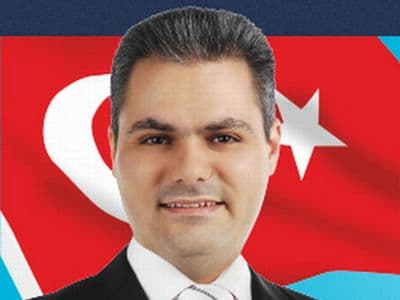 <p><font face="arial,helvetica,sans-serif" size="2"><strong>Tuncay Karartı<br /></strong></font></p><p><font face="arial,helvetica,sans-serif" size="2">Sakaryaspor Y&ouml;netim Kurulu &uuml;yeliği, İstanbul Maltepespor As Başkanlığı, T&uuml;rkiye Wushu Federasyonu İcra Planlama ve Koordinasyon Kurulu &uuml;yeliği, T&uuml;rkiye Voleybol Federasyonu Denetim Kurulu &uuml;yeliği yaptı. Halen Hasan Doğan ve sonrasında Mahmut &Ouml;zgener Başkanlığı'nda kurulan T&uuml;rkiye Futbol Federasyonu Y&ouml;netim Kurulu'nun Mali İşlerden Sorumlu &uuml;yesidir. <br /><br />Mahalli İdareler Derneği tarafından bastırılan <font color="#333399">&ldquo;Belediye ve İl &Ouml;zel İdarelerinin Hazine Taşınmazı Edinme Yolları&rdquo;</font> adıyla yayımlanmış tek ciltlik bir eseri de bulunmaktadır. <br />Evli ve &uuml;&ccedil; &ccedil;ocuk babasıdır.</font></p>