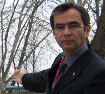 <p><font face="arial,helvetica,sans-serif" size="2"><strong>Cem Hatunoğlu</strong><br /></font></p><p><font face="arial,helvetica,sans-serif" size="2">Ocak 1965 yılında Adapazarı'nda d&uuml;nyaya geldi. Anne tarafı Merkez R&uuml;stemler K&ouml;y&uuml;'ndendir. Baba tarafında; b&uuml;y&uuml;k dedesi Orhan Cami m&uuml;ezzinlerinden olup, dedesi Adapazarı Belediyesi'nde uzun yıllar hukuk işlerinde g&ouml;rev yapmıştır. Babası hava subayı ve annesi ilkokul &ouml;ğretmenidir.<br />Cem Hatunoğlu ilk&ouml;ğrenimine Adapazarı Atat&uuml;rk İlkokulu'nda başladı. <br />1982 yılında Kuleli Askeri Lisesi'ni bitirdi. 1986 yılında Kara Harp Okulu Elektrik ve Elektronik B&ouml;l&uuml;m&uuml;'nden top&ccedil;u subayı olarak, 1998 yılında Kara Harp Akademisi'nden kurmay subay olarak mezun oldu. 2000 yılında Silahlı Kuvvetler Akademisi'ni bitirdi. Gebze, Sarıkamış, Kulp, Silopi, Ağrı, Mamak, İstanbul, Polatlı'da olmak &uuml;zere yurt i&ccedil;inde &ccedil;eşitli g&ouml;revlerde bulundu. <br />1987-1990 yılları arasında, Hacettepe &Uuml;niversitesi Amerikan Filolojisi B&ouml;l&uuml;m&uuml;'ne devam etti. 1992 yılında ABD'de Teksas Technical University'de İngilizce dil eğitimi aldı. 1992 yılında kurs g&ouml;rmek &uuml;zere Fort Sill - Oklahoma - ABD'ye g&ouml;nderildi. 2000-2003 yılları arasında &uuml;&ccedil; yıl s&uuml;reyle Rheindahlen -&nbsp;Almanya'da konuşlu NATO Avrupa S&uuml;ratli Reaksiyon Kolordusu'nda plan subayı olarak g&ouml;rev yaptı. <br />Son olarak, Kasım 2006 tarihinden itibaren sekiz ay s&uuml;re ile Kosova T&uuml;rk Birlikleri Komutanlığı ve dokuz &uuml;lkeden oluşan NATO'nun &Ccedil;ok Uluslu G&uuml;ney Tugay Komutanlığı'nın harek&acirc;t başkanlığı g&ouml;revini y&uuml;r&uuml;tt&uuml;. Cem Hatunoğlu meslek hayatında daha &ccedil;ok; y&ouml;netim, teşkilat ve organizasyon, lojistik ağırlıklı g&ouml;revlerde uzmanlık kazandı. <br />4 Haziran 2007 tarihinde kurmay albay r&uuml;tbesi ile, milletine bu kez başka bir alanda hizmet edebilmek arzusu ile Kosova'da iken emekliliğini isteyerek 2007 yılı milletvekili se&ccedil;imlerinde İzmir'den g&ouml;sterilmesi &uuml;zerine milletvekili adayı oldu.<br />Gen&ccedil; yaşlarında yarışmacı olduğu Askeri Pentatlon dalı dışında, amat&ouml;r olarak da futbol, y&uuml;zme, basketbol, tenis, masa tenisi başta olmak &uuml;zere sporun hemen her dalıyla ilgilenir.<br />Siyaset Bilimi ve Kamu Y&ouml;netimi, Uluslararası Politika ve Karşılaştırmalı Osmanlı İmparatorluğu tarihi başta olmak &uuml;zere değişik konularda okumak ve kendini geliştirmek başlıca hobisidir. Halen Ankara &Uuml;niversitesi Siyasal Bilgiler Fak&uuml;ltesi'nde; Siyaset Bilimi ve Yerel Y&ouml;netimler alanlarında y&uuml;ksek lisans dersleri almakta, TESAV Siyaset Okulu seminerlerini takip etmekte ve Başbakanlık Hazine M&uuml;steşarlığı Merkezi Finans ve İhale Biriminde Bağımsız Denet&ccedil;i olarak AB Hibe Programları'nı değerlendirmektedir.<br />Cem Hatunoğlu Uzman Eczacı Ayşen Hatunoğlu ile evli olup, bir kız &ccedil;ocuğu sahibidir.</font></p><font face="arial,helvetica,sans-serif" size="2"></font>