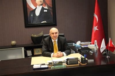 <p><font face="arial,helvetica,sans-serif" size="2"><strong>Engin &Ouml;zko&ccedil;</strong><br /></font></p><p><font face="arial,helvetica,sans-serif" size="2">05.02.1962 tarihinde, Sakarya'nın Kayalar Memduhiye K&ouml;y&uuml;'nde doğdu. İlkokulu Kayalar Memduhiye K&ouml;y&uuml;'nde, ortaokul ve liseyi, Sakarya'nın Adapazarı Merkez İl&ccedil;esi'nde okuduktan sonra, Anadolu &Uuml;niversitesi İşletme Fak&uuml;ltesi'ni bitirdi. İş hayatına 1980 yılında, Adapazarı Belediyesi ESO İşletmeler Garajı'nda, tornacı olarak başladı.<br />1982 yılında askere gitti.1989 yılına kadar market işletmeciliği yaptı. G&ouml;n&uuml;lden ilgilendiği ve gen&ccedil;lik kollarında &ccedil;alıştığı CHP'den, 1989 yılında melediye meclis &uuml;yesi oldu.<br />Belediye meclisinde grup başkan vekili olarak g&ouml;revini s&uuml;rd&uuml;r&uuml;rken, d&ouml;nemin Belediye Başkanı &Uuml;nal Ozan tarafından belediye başkan yardımcılığı'na getirildi.<br />Aralıksız 4 yıl bu g&ouml;revi s&uuml;rd&uuml;rd&uuml;.1994 yılı belediye se&ccedil;imlerini kaybettikten sonra, 3 d&ouml;nem yaklaşık 15 yıl belediye meclis &uuml;yesi se&ccedil;ildi. 1999 yılı Kasım ayında Adapazarı Ticaret ve Sanayi Odası Meclis &Uuml;yesi se&ccedil;ildi.<br />11 yıldır meclis &uuml;yeliği devam etmektedir.<br />Meclis &uuml;yeliği devam ederken, 2004 yılı se&ccedil;imlerinde CHP'den Sakarya B&uuml;y&uuml;kşehir Belediye Başkanlığı'na aday oldu.<br /><br />Şubat 2009 Sakarya Ticaret ve Sanayi Odası (SATSO) se&ccedil;imlerinde, SATSO Meclis Başkanlığı'na se&ccedil;ildi. Yaklaşık 2 yıldır bu g&ouml;revini s&uuml;rd&uuml;rmektedir. Ayrıca 2010 yılında se&ccedil;ildiği, Doğu Marmara Kalkınma Ajansı Başkan Yardımcılığı g&ouml;revini de s&uuml;rd&uuml;rmektedir. &Ouml;zel iş hayatına 4 farklı eğitim kurumu işleterek devam etmektedir.</font></p><font face="arial,helvetica,sans-serif" size="2"></font>