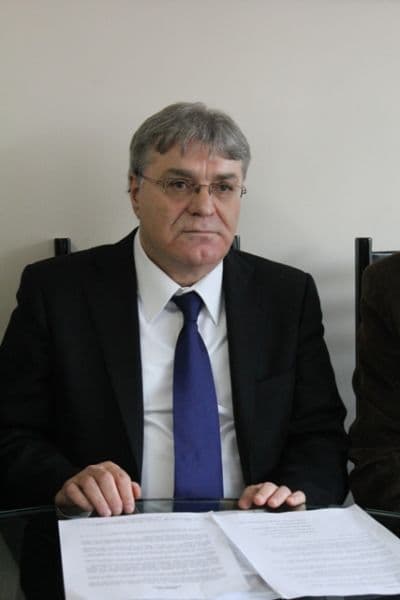 <p><font face="arial,helvetica,sans-serif" size="2"><strong>G&uuml;rkan Canol<br /></strong></font></p><p><font face="arial,helvetica,sans-serif" size="2">1958 yılında Kaynarca'da doğdu. İlk ve ortaokulu Sakarya İli Kaynarca İl&ccedil;esi'nde, liseyi Adapazarı Ticaret Lisesi'nde okudu. Y&uuml;ksek okula 1975 yılında İstanbul Siyasal Bilimler Fak&uuml;ltesi'nde başladı. 1979 yılında aynı fak&uuml;ltenin Kamu Y&ouml;netimi B&ouml;l&uuml;m&uuml;'nden iyi derece ile mezun oldu. Evli ve iki &ccedil;ocuk babasıdır.<br /><br />1983 yılında Maliye Bakanlığı'nda Vergi Denetmeni olarak kamu g&ouml;revinde başladı. İstanbul Defterdarlığı Vergi Denetmenleri B&uuml;rosu'nda Vergi Denetimi, teftiş ve tahkikat elemanı olarak g&ouml;rev yaptı.<br />G&uuml;rkan Canol T&uuml;rkiye Sakatlar Derneği İstanbul Şubesi &uuml;yesi, 1991 yılında T&uuml;rkiye Sakatlar Derneği Genel Merkez Saymanlığı, Genel Sekreterliği ve Genel Başkan Yardımcılığı g&ouml;revlerinde bulundu. Aynı d&ouml;nemde Ortopedik &Ouml;z&uuml;rl&uuml;ler Federasyonu Genel Sekreterliği g&ouml;revini &uuml;stlendi. 1995-2011 yılları arasında T&uuml;rkiye Sakatlar Derneği Genel Başkan Vekili, Engelliler Federasyonu Denetim Kurulu Başkanlığı ve Engelliler Konfederasyonu Mali Sekreteri olarak bu alandaki &ccedil;alışmalarına devam etti.<br />1997 yılında Yeminli Mali M&uuml;şavirlik Sınavı'nı kazanarak yeminli mali m&uuml;şavir oldu. Halen yeminli mali m&uuml;şavir olarak kendine ait işyerinde 10 adet personeli ile birlikte &ccedil;alışmaktadır.<br />1978 &ndash; 12 Eyl&uuml;l 1980 yılları arasında CHP Sakarya Merkez İl&ccedil;e Gen&ccedil;lik Kolları Sekreterliği g&ouml;revinde bulundu. 1991 yılında SHP'den Sakarya Milletvekili adayı oldu.<br />05.12.2000 tarihinde CHP Kaynarca İl&ccedil;e Başkanlığı g&ouml;revini &uuml;stlendi. 01.04.2001 tarihinde yapılan il&ccedil;e Kongresinde tekrar CHP Kaynarca İl&ccedil;e Başkanı se&ccedil;ildi. <br />08.08.2002 tarihinde CHP Sakarya Milletvekili Aday adaylığı i&ccedil;in il&ccedil;e başkanlığı g&ouml;revinden &ccedil;ekildi.<br />03.04.2005 tarihinde yapılan İl&ccedil;e Kongresinde tekrar CHP Kaynarca İl&ccedil;e Başkanı olan G&uuml;rkan Canol &uuml;&ccedil; d&ouml;nem CHP Sakarya Kurultay delegeliği yaptı. Halan T&uuml;rkiye genelinde 68 şubesi bulunan T&uuml;rkiye Sakatlar Derneği'nde Genel Başkan vekili olarak bu alandaki &ccedil;alışmalarına devam etmektedir.<br />Yeminli mali m&uuml;şavir G&uuml;rkan Canol'un bir&ccedil;ok gazete ve dergide vergi mevzuatı ve &ouml;z&uuml;rl&uuml;ler ile ilgili konularda yayımlanmış makaleleri bulunmaktadır.</font></p>