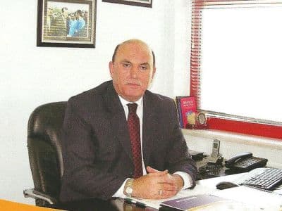 <p><font face="arial,helvetica,sans-serif" size="2"><strong>Tahsin Kodalak</strong><br /></font></p><p><font face="arial,helvetica,sans-serif" size="2">İlk ve orta &ouml;ğrenimini Samsun'da y&uuml;ksek &ouml;ğrenimini İstanbul Y&uuml;ksek İslam Enstit&uuml;s&uuml;'nde tamamladı.<br /></font></p><p><font face="arial,helvetica,sans-serif" size="2">İlk g&ouml;reve 1976 yılında İstanbul Sarıyer'de başladı.<br /></font></p><p><font face="arial,helvetica,sans-serif" size="2">1980 yılında Alman ve Vatan Hastaneleri grubunda Hastane ve Sağlık İşletmeciliği Y&ouml;neticiliği g&ouml;revinde bulundu. Bu grupta g&ouml;rev yaparken 1992 ara yerel se&ccedil;imlerinde d&ouml;nemin Refah Partisi İl Başkanı ve bug&uuml;nk&uuml; Başbakan Sayın Recep Tayyip Erdoğan'ın tensipleriyle siyasi hayata atıldı.<br /></font></p><p><font face="arial,helvetica,sans-serif" size="2">2000 yılı Kasım ayında, Alman ve Vatan Hastaneleri grubundaki g&ouml;revimden ayrılarak Ada Tıp Sağlık Grubu Hastaneleri'nin İcra Kurulu &Uuml;yeliği ve Genel M&uuml;d&uuml;rl&uuml;ğ&uuml;'ne atandı.<br /></font></p><p><font face="arial,helvetica,sans-serif" size="2">10 yıldır Ada Tıp Sağlık grubunda (Sakarya) İcra Kurulu &Uuml;yeliği ve Genel M&uuml;d&uuml;r olarak g&ouml;rev yapıyor.</font></p>
