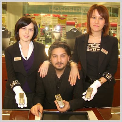 <p><font face="verdana,geneva" size="2"><strong>Ferrari&rsquo;ye &Ouml;zel</strong></font></p><p><font face="verdana,geneva" size="2"><strong>Gen&ccedil; işadamı Serhat Serbes</strong>, Vertu&rsquo;nun D&uuml;nya&rsquo;da, Ferrari&rsquo;nin kuruluş yıld&ouml;n&uuml;m&uuml; olan <strong>1947 </strong>adet telefon&rsquo;un <strong>iki adedi</strong>nin <strong>Sakarya&rsquo;da</strong> ve <strong>tek Serbesler&rsquo;de</strong> bulunduğunu s&ouml;yledi. <strong>Serhat Serbes</strong>; 22 bin Euro&rsquo;dan satışı sunulan bu telefonların, birisinin kendisinin kullandığını, diğerinin ise Sakaryalı se&ccedil;kin m&uuml;şteriler i&ccedil;in satışa sunduklarını s&ouml;yledi. Serhat Serbes, biri Ferrari olmak &uuml;zere iki adet telefondan ismi gizli tutulan Sakaryalı işadamına satıldığını <strong>s&ouml;yledi.</strong></font></p><p><font face="verdana,geneva" size="2"><strong>&Ouml;zel Tasarım</strong></font></p><p><font face="verdana,geneva" size="2"><strong>Dayanıklılık </strong>ve <strong>hassaslık</strong> esas alınarak &uuml;retilen yeni model <strong>Vertu Ascent Ti</strong>, spor arabalardan esinlenilerek tasarlandı. D&uuml;nya &ccedil;apında &ouml;zellikle &uuml;nl&uuml; simaların sahip oldukları <strong>Vertu marka cep telefonlarını kullananlar arasında</strong>; Jennifer Lopez, Steven Spielberg, David Beckham, B&uuml;lent Ersoy, Fatih Terim, Seda Sayan, Mustafa Ko&ccedil;, Serhat Serbes&rsquo;te <strong>bulunuyor.</strong></font></p>