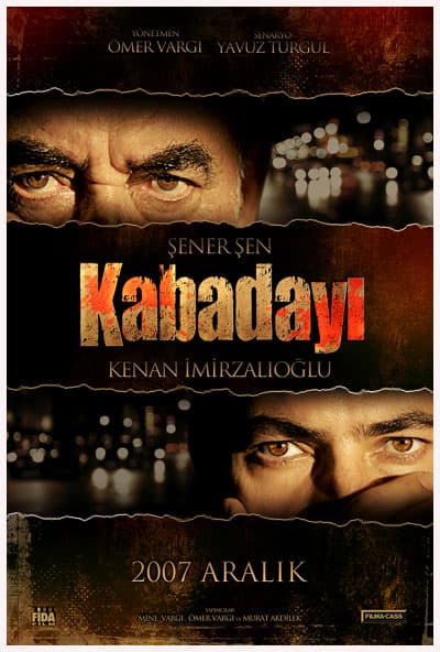 <font size="2"><font face="verdana,geneva"><strong>Bu Yıl G&ouml;sterime Girecek Filmlerden Bazıları<br /><br />120:</strong> Y&ouml;netmen: Murat Sara&ccedil;oğlu, Oyuncular: &Ouml;zge &Ouml;zberk, Cansel El&ccedil;in, Emin Olcay, Ahmet Uz, Oytun &Ouml;zt&uuml;mur ve Burak Sergen. Sarıkamış'ta savaş sırasında cephanenin t&uuml;kenmesi &uuml;zerine m&uuml;himmat taşımak i&ccedil;in g&ouml;n&uuml;ll&uuml; olan 120 isimsiz kahraman &ccedil;ocuğun &ouml;yk&uuml;s&uuml; anlatılıyor. Yakında vizyona girecek. <br /><br /><strong>DUMLUPINAR:</strong> Y&ouml;netmen: Onur Tan ve Hakan Akol, Oyuncular: Bruce Willis, Nick Nolte, Fikret Kuşkan, Ozan G&uuml;ven, Haluk Bilginer, &Ccedil;etin Tekindor, Meltem Cumbul, Okan Bay&uuml;lgen, Mehmet G&uuml;nsur, Nejat İşler ve Yasemin Dalkılı&ccedil;. 13 milyon dolara mal olacak olan filmde 4 Nisan 1953'te tatbikattan d&ouml;nerken, &Ccedil;anakkale&rsquo;de batan Dumlupınar Denizaltısı&rsquo;nın &ouml;yk&uuml;s&uuml; anlatılacak. .. </font></font><p><font size="2"><font face="verdana,geneva"><strong>KİLİT:</strong> Y&ouml;netmen: Ceyda Aslı Kılı&ccedil;kıran, Oyuncular: M&uuml;jde Ar, Serap Aksoy, Serhan S&uuml;sler, Necmi Yapıcı, Ayla Algan, Serap Aksoy, Mustafa Alabora, Mahmut Cevher, Mahmut Hekimoğlu, T&uuml;may Torun ve Zekeriya Hocalar. Sahneye &ccedil;ıkan ilk M&uuml;sl&uuml;man T&uuml;rk kadını olan Afife Jale'nin hayatı yansıtılacak. <br /><br /><strong>18'LER TAKIMI:</strong> Y&ouml;netmen: Mesut Taner, Oyuncular: Hande Eti, Aras Ferahyan, Mithat &Ccedil;elik, Engin Aşık, G&ouml;khan Cuhacı, Engin Yavaş, Levent Aykul, C&uuml;neyt Aydınoğlu ve Eylem Şenkal. Filmde &uuml;niversite sınavlarına hazırlanan d&ouml;rt gencin, gizemli bir kızla tanıştıktan sonra başlarına gelenler komedi, korku tarzla anlatılıyor. <br /><br /><strong>AK&Uuml;M&Uuml;LOT&Ouml;RL&Uuml; RADYO:</strong> Y&ouml;netmen: Cem &Ouml;zdemir, Oyuncular: Beste Bereket, Fırat Doğruloğlu, Alara Lokum ve Levent &Ouml;ktem. 60'lı yılların başlarında i&ccedil; g&ouml;&ccedil;&uuml;n yoğunlaştığı, Tarık Buğra'nın 'Cehov' tarzı oyunundan uyarlanan, umutsuz insanlar arasında taşrada ge&ccedil;en bir d&ouml;nem filmi. <br /><br /><strong>BİZ EVRİM'İ &Ccedil;OK SEVMİŞTİK:</strong> Y&ouml;netmen: Cem &Ouml;zer, Oyuncular: Nurgul Yeşil&ccedil;ay, Emre Altuğ, Zafer Alg&ouml;z, Yosi Mizrahi, Hakan Bilgin ve Şenay G&uuml;rler Şovmen Cem &Ouml;zer'in ilk y&ouml;netmenlik denemesi. Filmde varlıklarını kanıtlamak i&ccedil;in, d&ouml;rt gencin bir TV kanalının haber dairesini ele ge&ccedil;irmesi anlatılacak. <br /><br /><strong>İ&Ccedil;ERDEKİ:</strong> Y&ouml;netmen: Ahmet K&uuml;&ccedil;&uuml;kkayalı, Oyuncular: Pelin Batu, Tan Sağt&uuml;rk, Melisa S&ouml;zen, Toprak Sergen, Berke Uzrek, Ali Başar ve Şemsi İnkaya. Filmin hikayesi, bir Fransız ressamın iki &ccedil;ocuğuyla birlikte uzun bir tatil i&ccedil;in T&uuml;rkiye'deki bir k&ouml;ye gelmesiyle başlıyor. &Ccedil;ekimler &uuml;&ccedil; haftada tamamlandı. <br /><br /><strong>G&Uuml;LİZAR, FERİDE, ELİF:</strong> Y&ouml;netmen: Hamdi D&ouml;ker, Oyuncular: Meltem Cumbul, H&uuml;seyin K&ouml;roğlu. Filmde, G&uuml;ney'de pamuk tarlalarında &ccedil;alıştırılmak i&ccedil;in okuldan alınan ve zorla nişanlanan 12-13 yaşlarındaki G&uuml;lizar ve Feride&rsquo;nin &ouml;yk&uuml;s&uuml; anlatılacak.<br /><br /><strong>İSTENMEYEN T&Uuml;YLER:</strong> Y&ouml;netmen: Teoman, Oyuncular: Hayko Cepkin, Ruhi Sarı, Yunus G&uuml;nce ve Şebnem Ferah. Teoman'ın, ş&ouml;hret olmadan &ouml;nceki d&ouml;nemini anlatacağı filmde bir rock grubunun zirveye ulaşma m&uuml;cadelesi anlatılacak. Teoman bug&uuml;nlerde &quot;motor&quot; diyecek. <br /><br /><strong>TURKISH DRACULA:</strong> Y&ouml;netmen: Ezel Akay, Oyuncular: Yetkin Dikiciler, Demet Akbağ, Şafak Sezer ve Engin G&uuml;naydın. Komedi filmi bu yıl i&ccedil;inde &ccedil;ekilecek. <br /><br /><strong>MADALYONUN DİĞER Y&Uuml;Z&Uuml;:</strong> Y&ouml;netmen: Aykut D&uuml;z, Oyuncular: Naim S&uuml;leymanoğlu, Tarık Akan, Pınar Altuğ, Mine &Ccedil;ayıroğlu ve Halil Mutlu. Filmde, 20 yıl &ouml;nce Bulgaristan'dan T&uuml;rkiye'ye &Ouml;zal'ın &ouml;zel girişimleriyle getirilen, Olimpiyat şampiyonu haltercimiz Naim S&uuml;leymanoğlu'nun hayatı anlatılacak. <br /><br /></font></font></p>