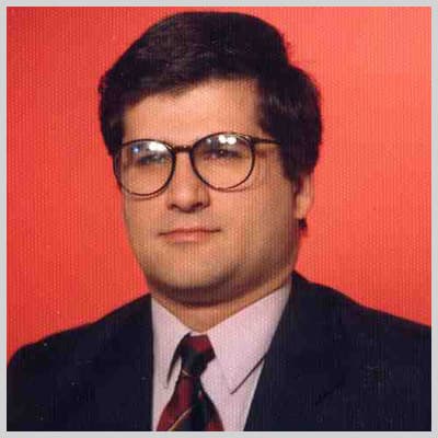 <p><font size="2"><font face="verdana,geneva"><strong>Hakan G&uuml;rsu Kimdir?</strong><br /><br />1959 İstanbul doğumlu olan G&uuml;rsu, 1984'de ODT&Uuml; End&uuml;stri &Uuml;r&uuml;nleri Tasarımı B&ouml;l&uuml;m&uuml;'n&uuml; birincilikle bitirdi. 1987'de Mimarlık Fak&uuml;ltesi Bina Bilgisi Ana Bilim Dalı'nda Master derecesini aldı. 1988 yılında başladığı doktora &ccedil;alışmasına 1991'de Japonya'da proje &ccedil;alışmaları ile devam etmiş ve 1996'da Doktora derecesini tamamlamıştır. Mezun olduğu yıldan itibaren &ccedil;eşitli ulusal ve uluslararası yarışmalara katılan G&uuml;rsu, ODT&Uuml;'n&uuml;n sanayi sekt&ouml;r&uuml;yle işbirliği &ccedil;er&ccedil;evesinde adına kayıtlı end&uuml;striyel &uuml;r&uuml;n tescili olan bir&ccedil;ok &uuml;r&uuml;n&uuml;n ger&ccedil;ekleşmesinde katkı sağlamıştır. Halen ODT&Uuml;'de g&ouml;revine devam eden Hakan G&uuml;rsu, Designnobis'teki &ccedil;alışmalarını s&uuml;rd&uuml;rmektedir.</font></font></p><p><font size="2"><font face="verdana,geneva"><strong>T&uuml;rkiye Adını Duyuruyor</strong><br /><br />T&uuml;rkiye i&ccedil;in s&uuml;per bir şey oldu. Moral olsun diye s&ouml;ylemiyoruz; ger&ccedil;ekten s&uuml;per bir şey: Aramızdan biri &ccedil;ıktı ve d&uuml;nyanın en sivri, en garip, en &ouml;zg&uuml;r zekalarının katıldığı bir yarışmada birinci se&ccedil;ildi. Bu &ouml;yle bir yarışma ki para &ouml;d&uuml;l&uuml; bile vermiyorlar. &Ccedil;&uuml;nk&uuml; hayallere para bi&ccedil;miyorlar. O yarışmada insanlar birbirleriyle devil, birbirlerinin hayalleriyle yarışıyor. Aklına esenlerle... Uykusunu ka&ccedil;ıranlarla... D&uuml;ş&uuml;nde g&ouml;rd&uuml;kleriyle ve d&uuml;ş&uuml;n&uuml; ger&ccedil;ekleştirenlerle...<br /><br />Bu yılın 100 k&uuml;sur milletten &quot;d&uuml;ş birincisi&quot; ODT&Uuml; &Ouml;ğretim &Uuml;yesi Dr. Hakan G&uuml;rsu... G&uuml;rsu &ouml;nce bir tekne d&uuml;şledi. &Ouml;yle bir tekne ki yakıtı olmadan da gitsin. Yelkeni olsun ama r&uuml;zgar esmediğinde bile y&uuml;zs&uuml;n. <br /><br />G&uuml;rsu d&uuml;şlediği bu tekneyi ger&ccedil;ekten yaptı. Hem de o kadar eşsizini yaptı ki d&uuml;nyanın b&uuml;t&uuml;n diğer &ouml;zg&uuml;r zekaları hayran kaldı. G&uuml;rsu'ya 13 Ekim'de New York'ta Uluslararası Tasarım &Ouml;d&uuml;l&uuml;'n&uuml; (IDA 2007) verdiler. &Uuml;stelik iki dalda. Hem deniz ara&ccedil;ları hem de t&uuml;m ulaşım ara&ccedil;ları dalında... Yani 1438 projenin i&ccedil;inde iki kez birinci! Hatta birincilerin birincisi... &Ccedil;&uuml;nk&uuml; bu yarışma &quot;kazananların&quot;, daha &ouml;nce birincilik almış tasarımların m&uuml;sabakası... </font></font></p>