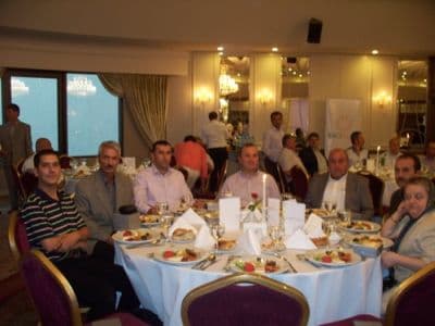 <div><font face=\"arial, helvetica, sans-serif\" size=\"2\">Bilgilendirme toplantısı ve iftar yemeğine Pamukova, Geyve, Taraklı, Alifuatpaşa, G&ouml;yn&uuml;k, Osmaneli İl&ccedil;elerinden belediye başkanları, il genel meclis &uuml;yeleri, belediye meclis &uuml;yeleri, ilgili kurum ve kuruluşlardan oluşan davetliler katıldı.</font></div><div><font face=\"arial, helvetica, sans-serif\" size=\"2\"><br /></font></div><div><font face=\"arial, helvetica, sans-serif\" size=\"2\">Bilgilendirme sunumunu Murahhas Aza H&uuml;seyin Ke&ccedil;eci yaptı. Ke&ccedil;eci; ama&ccedil;larının, Biosun Pamukova tesisini ve faaliyetlerini davetlilere tanıtmak, hedeflenen projeyi ilgililerle paylaşmak, hazırlık s&uuml;recinde verilen desteğe teşekk&uuml;r etmek olduğunu ifade etti.</font></div><div><font face=\"arial, helvetica, sans-serif\" size=\"2\"><br /></font></div><div><font face=\"arial, helvetica, sans-serif\" size=\"2\">Biosun Pamukova Genel M&uuml;d&uuml;r&uuml; G&uuml;rkan &Ccedil;anga yaptığı a&ccedil;ıklamada; AB Uyum Yasaları kapsamında, belediyelerin katı atık y&ouml;netimi standartlarını uygulamalarının zorunluluk haline getirildiğini belirterek: <font color=\"#333399\">\'Amacı katı atıkları değere &ccedil;evirmek olan Biosun Pamukovatesisi, atıkların d&uuml;zenli ve kontroll&uuml; bir şekilde toplanmasını; hijyenik ve sağlıklı koşullarla tesise getirilmesini ve geri d&ouml;n&uuml;şt&uuml;r&uuml;lmesini sağlayacaktır.\' </font>dedi.</font></div><div><font face=\"arial, helvetica, sans-serif\" size=\"2\"><br /></font></div><div><font face=\"arial, helvetica, sans-serif\" size=\"2\">Taraklı Belediye Başkan Vekili Naim Nalbant ise, eyl&uuml;l ayında hizmete girmesi d&uuml;ş&uuml;n&uuml;len Biosun Pamukova Katı Atık Entegre Tesisleri\'nin geri d&ouml;n&uuml;ş&uuml;mde kullanılacak &ccedil;&ouml;pleri d&uuml;zenli bir şekilde toplamak amacıyla evlere &ccedil;&ouml;p kovaları dağıtacağını; fabrika yetkililerinin vatandaşla direk temas kurup geri d&ouml;n&uuml;ş&uuml;m konusunda kısa bir sunum yapacağını belirtti.</font></div>