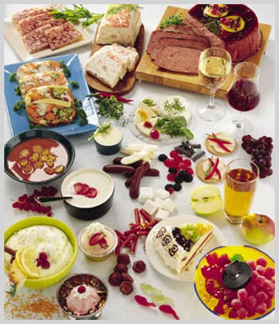 <p><font face="verdana,geneva"><font size="2"><strong>DIŞARI İLE BAĞLANTILI KLİMA VE FİLTRELİ ASPİRAT&Ouml;RLERE TALEP ARTACAK<br /><br /></strong></font><font size="2">İklimlendirme Soğutma Klima İmalat&ccedil;ıları Derneği (İSKİD) Başkanı Ersan Bakanay da, sigara yasağının kapsamının genişletilmesiyle, dışarı ile bağlantılı klimalara talebin artacağını belirterek, ''Klimaların dışarıdan hava almalı sistemi kahvehaneler i&ccedil;in &ouml;nerilebilir. Dışarı ile bağlantılı klimalara bir&ccedil;ok yerden talep artacak'' diye konuştu.</font></font></p><p><font face="verdana,geneva" size="2">Airfel Genel M&uuml;d&uuml;r&uuml; Hasan &Ouml;nder ise, yasakla birlikte sigara dumanını &ccedil;eken filtreli aspirat&ouml;rlerin T&uuml;rkiye'ye ithal edileceğini d&uuml;ş&uuml;nd&uuml;ğ&uuml;n&uuml; ifade ederek, bu tip &uuml;r&uuml;nlere talebin artacağını s&ouml;yledi.</font></p><p><font face="verdana,geneva" size="2"><strong>''K&Uuml;L TABLASI VE &Ccedil;AKMAĞI T&Uuml;T&Uuml;NLE SINIRLAMAMAK GEREKİR''</strong></font></p><p><font face="verdana,geneva" size="2">Promosyon &Uuml;r&uuml;nleri İmalat&ccedil;ıları ve Satıcıları Derneği (PROMOT&Uuml;RK) Genel Koordinat&ouml;r&uuml; Elif İ&ccedil;bilen ise, yasağın kapsamı genişletilmeden &ouml;nce sigara promosyonu ile ilgili sınırlamaya başladıklarını, bu t&uuml;r &uuml;r&uuml;nlerin tanıtımının 18 yaşın altındaki kişilerin giremediği yerlerde yapılabildiğini s&ouml;yledi.<br /><br /></font><font face="verdana,geneva" size="2">İ&ccedil;bilen, ''İ&ccedil;ki, sigara, medikal... Bu, bizim k&ouml;r pazarlama diye tabir ettiğimiz, zaten sekt&ouml;r&uuml;n &ouml;zel muamele ettiği bir kol. Bu &uuml;r&uuml;n&uuml;n t&uuml;ketildiği mekanlarda markanın renklerini taşıyıp o markanın konseptini i&ccedil;inde bulunduran her &uuml;r&uuml;n&uuml;, promosyon &uuml;r&uuml;n&uuml;ne &ccedil;evirebiliyoruz. Marka kullanmamakla beraber renk veya şirket adları, logoları ile bir takım yerlerde yer alabiliyorlar'' diye konuştu.<br /><br /></font><font face="verdana,geneva" size="2">Promosyon &uuml;r&uuml;nleri arasında yer alan k&uuml;l tablası ve &ccedil;akmağı da t&uuml;t&uuml;nle sınırlamamak gerektiğini, sigara firmalarının promosyon &uuml;r&uuml;n&uuml; olarak k&uuml;l tablası ve &ccedil;akmak kullanmadığını ifade eden İ&ccedil;bilen, şunları kaydetti:''Sigara i&ccedil;meyen biri olarak promosyon &uuml;r&uuml;n&uuml; bir &ccedil;akmak verildiğinde keyifle yanımda taşıyorum. Bir&ccedil;ok alanda kullanılan &ccedil;akmak, sekt&ouml;r i&ccedil;in &ccedil;ok fonksiyonel, kullanılması ve dağıtılması yerinde bir promosyon &uuml;r&uuml;n&uuml;. K&uuml;l tablasını da &ccedil;&ouml;p tablası olarak masamda kullanabilirim. Her 2 &uuml;r&uuml;n&uuml; de t&uuml;t&uuml;n kapsamında kısıtlamamak lazım. Dolayısıyla biz o &uuml;r&uuml;nlerin imalatının veya dağıtımının durdurulmasına kesinlikle karşıyız.''</font></p>
