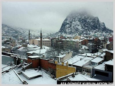 <p><font size="2"><font face="verdana,geneva"><font color="#993300"><strong><br /><br />Edirne'den T&uuml;rkiye'nin diğer ucuna,</strong></font> Ardahan'a gidildiğinde ise manzaranın '&ouml;z&uuml;' aynıydı ancak kahramanları farklıydı. Isının eksi 30'lara d&uuml;şt&uuml;ğ&uuml; <strong>Ardahan</strong>'da ağa&ccedil;lar değil, ineklerini satmak i&ccedil;in hayvan pazarına gelen vatandaşlar <strong>'buz tuttu'</strong>. Soğuk havaya rağmen beklemek zorunda olan satıcıların sa&ccedil;larının &ouml;n b&ouml;l&uuml;m&uuml; ile kaşları ve kirpikleri dondu. Yine Ardahan'da dondurucu soğuk nedeniyle kayganlaşan yollar hem vatandaşlara hem de y&uuml;k arabası &ccedil;ekmeye &ccedil;alışan ata zor anlar yaşattı. </font></font></p><p><font face="verdana,geneva" size="2">Ardahan'dan biraz batıya ve g&uuml;neye doğru gidildiğinde ise <font color="#993300"><strong>'donan şelaler'</strong></font> g&ouml;r&uuml;ld&uuml;. Erzincan'ın &Ccedil;ağlayan beldesinde her yıl donan Girlevik şelalesinde aynı manzaralar bu kış da g&ouml;r&uuml;ld&uuml;. Şelaleye tırmanan Dağcılık Kul&uuml;b&uuml; mensubu sporcular, dev T&uuml;rk bayrağı ve Atat&uuml;rk posteri a&ccedil;arak g&ouml;sterisini tamamladı. 'Kristal heykel' haline gelen başka bir şelale ise <font color="#993300"><strong>Bitlis</strong></font>'te idi. Bitlis'te dikkat &ccedil;eken g&ouml;r&uuml;nt&uuml; ise şelalenin &ouml;n kısmının donması arka kısmında akışın devam etmesiydi. </font></p>