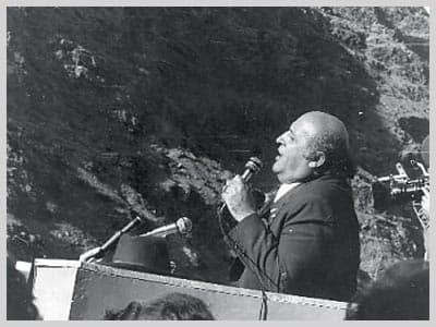<p><font face="verdana,geneva" size="2"><strong>TALAT AYDEMİR KİMDİR?</strong></font></p><p><font face="verdana,geneva" size="2">1963'TE Talat Aydemir &ouml;nderliğindeki ihtilal girişimine katıldığı i&ccedil;in Kara Harp Okulu'ndan atıldı. Fuat Doğu tarafından 1968 yılında MİT'e alındı. T&uuml;rk istihbaratındaki <strong><font color="#993300">&quot;ilk Sovyetolog&quot;</font></strong> unvanıyla Almanya'da Sovyetoloji eğitimi aldı. CIA'nın &Ouml;zbek asıllı T&uuml;rkiye Şefi Ruzi Nazar ile dost oldu. 1977'de MİT'ten ayrıldıktan sonra MHP'de siyaset yaptı. <font color="#993300"><strong>12 Eyl&uuml;l</strong> sonrasında MHP davasının sanıklarındandı,</font> Almanya'ya ka&ccedil;tı. Vatandaşlıktan &ccedil;ıkarıldı. &Ouml;zal'ın girişimiyle yeniden T&uuml;rk vatandaşı ardından da &Ouml;zal ve Demirel'e danışman oldu. </font></p><p><font size="2"><font face="verdana,geneva"><strong>Altaylı</strong>'nın gizli anılarında bir d&ouml;neme ilişkin ilgin&ccedil; ayrıntılar dikkati &ccedil;ekiyor. İşte bunlardan bazıları: </font></font></p><p><font size="2"><font face="verdana,geneva"><strong>27 MAYIS G&Uuml;NLERİ</strong> </font></font></p><p><font size="2"><font face="verdana,geneva">27 Mayıs darbesini ger&ccedil;ekleştiren<strong> Cemal G&uuml;rsel</strong>'in liderliğindeki<strong> Milli Birlik Komitesi</strong> ile <strong>Alparslan T&uuml;rkeş</strong>'in başını &ccedil;ektiği <strong><font color="#993300">14'ler grubu</font></strong> arasındaki anlaşmazlıkta yeni bir iddiayı g&uuml;ndeme getiren Enver Altaylı, CIA T&uuml;rkiye İstasyon Şefi Ruzi Nazar'ın Ankara'da g&ouml;rev yaptığı sırada aldığı bir haberden s&ouml;z etti. Bu da T&uuml;rkeş'in <font color="#993300">kurşuna dizileceği </font>bilgisiydi. General Madanoğlu'nun emriyle T&uuml;rkeş'i kurşuna dizecek idam mangası bile &ouml;zel olarak se&ccedil;ilmişti. Nazar, G&uuml;rsel'e ABD'nin bu durumu hoş karşılamayacağını s&ouml;yleyerek<strong><font color="#993300"> idama engel oldu. </font></strong></font></font></p>