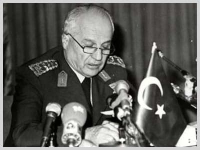 <p><font size="2"><font face="verdana,geneva"><strong><br /><br />MİT'İN SANAT&Ccedil;I AJANLARI</strong> </font></font></p><p><font face="verdana,geneva" size="2">12 Mart darbesinden &ouml;nce <strong><font color="#993300">MİT M&uuml;steşarı Fuat Doğu</font></strong>'nun onayıyla Orta Asya'da operasyonlar yaptıklarını anlatan Enver Altaylı, biri kadın iki &uuml;nl&uuml; sanat&ccedil;ıyı konser vermek i&ccedil;in Azerbaycan ve &Ouml;zbekistan'a g&ouml;nderdiklerini, sanat&ccedil;ıların T&uuml;rkiye'ye geldiklerinde MİT'e o b&ouml;lgeden <strong>raporlar </strong>sunduklarını anlatıyor. </font></p><p><font size="2"><font face="verdana,geneva"><strong>T&Uuml;RKEŞ'İN EVREN'İ EMEKLİ ETME PLANI</strong> </font></font></p><p><font face="verdana,geneva" size="2">Yine <font color="#993300"><strong>CIA ajanı Ruzi Nazar</strong></font>, Altaylı'ya T&uuml;rkiye'de yeni bir darbe olacağı bilgisini ve daha sonra<strong><font color="#993300"> 12 Eyl&uuml;l darbesini</font></strong> yapacak isimleri vermiş. Durumu Altaylı, T&uuml;rkeş'e haber vermiş, o da MHP olarak dışardan destek verdikleri azınlık h&uuml;k&uuml;metinin başbakanı Demirel'e durumu anlatmış. Bir de &ccedil;&ouml;z&uuml;m &ouml;nerisi getirmiş. Evren ile d&ouml;rt kuvvet komutanını ani bir operasyonla emekli etmek. Ama olmamış. </font></p>