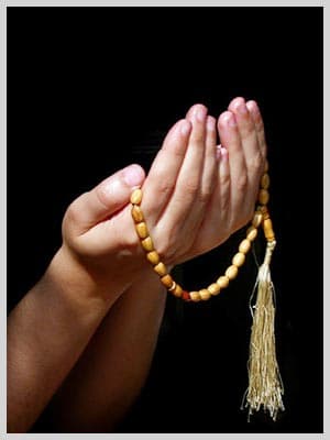 <p><font size="2"><font face="verdana,geneva"><strong><font color="#993300">1- Aşure g&uuml;n&uuml; oru&ccedil; tutmak s&uuml;nnettir.</font></strong> Hadis-i şeriflerde buyuruldu ki:<br /></font></font><font face="verdana,geneva" size="2">(Aşure g&uuml;n&uuml; oru&ccedil; tutanın,<strong> bir yıllık g&uuml;nahları</strong> affolur.) [M&uuml;slim, Tirmizi, İ. Ahmed, Taberani] <br />(Aşure g&uuml;n&uuml; oru&ccedil; tutan o yıl tutamadığı [nafile] oru&ccedil;larının sevabına kavuşur.) [Deylemi] <br />(Aşure g&uuml;n&uuml; bir g&uuml;n &ouml;nce, bir g&uuml;n sonra da tutarak Yahudilere muhalefet edin.) [İ.Ahmed]<br /></font><font face="verdana,geneva" size="2">(Aşurenin faziletinden faydalanın! Bu m&uuml;barek g&uuml;nde oru&ccedil; tutan, melekler, peygamberler, şehidler ve salihlerin ibadetleri kadar sevaba kavuşur.) [Şir'a] <br /></font><font face="verdana,geneva" size="2">[Yalnız Aşure g&uuml;n&uuml; oru&ccedil; tutmak mekruhtur. Bir g&uuml;n &ouml;ncesi veya bir g&uuml;n sonrası ile tutmalı!]<br /></font><font face="verdana,geneva" size="2">Peygamber efendimiz bir g&uuml;n &ouml;ğleye doğru buyurdu ki:<br /></font><font face="verdana,geneva"><font size="2">(Herkese duyurun! Bug&uuml;n bir şey yiyen, akşama kadar yemesin, oru&ccedil;lu gibi dursun! Bir şey yemeyen de oru&ccedil; tutsun! &Ccedil;&uuml;nk&uuml; bug&uuml;n Aşure g&uuml;n&uuml;d&uuml;r.) [Buhari, M&uuml;slim, Ebu Davud]<br /></font><font size="2">Peygamber efendimiz, bug&uuml;n bir hurmayı m&uuml;barek ağzında ıslatıp &ccedil;ocukların ağzına verirdi. &Ccedil;ocuklar, Resulullahın mucizesi olarak akşama kadar bir şey yiyip i&ccedil;mezlerdi. Bug&uuml;n bazı hayvanların bile bir şey yemediği bildirilmiştir.</font></font></p><p><font size="2"><font face="verdana,geneva"><strong>Bir avcı,</strong> Aşure g&uuml;n&uuml;, bir geyik yakaladı. Geyik, yavrularını emzirip akşamdan sonra d&ouml;nmek &uuml;zere, avcının izin vermesi i&ccedil;in, Resulullah efendimizden, şefaat istedi. Avcı, geyiğin akşama kalmadan hemen gelmesini isteyince, geyik, (Bug&uuml;n Aşure g&uuml;n&uuml;d&uuml;r. Bug&uuml;n&uuml;n h&uuml;rmetine yavrularımızı emzirmeyiz. Onun i&ccedil;in akşamdan sonra gelmek i&ccedil;in izin istedim) dedi. Bunu duyan avcı, geyiği Resulullaha hediye etti. O da, geyiği serbest bıraktı.</font></font></p>