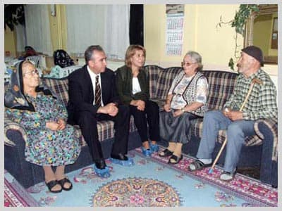 <p><font face="verdana,geneva"><font size="2"><font color="#993300"><strong>2- Sıla-i rahim yapmalı.</strong></font> Yani akrabayı ziyaret edip, hediye ile veya &ccedil;eşitli yardım ile g&ouml;n&uuml;llerini almalı. </font><font size="2">Hadis-i şerifte, (Sıla-i rahmi terk eden, Aşure g&uuml;n&uuml; akrabasını ziyaret ederse, Yahya ve İsa'nın sevabı kadar ecre kavuşur) buyuruldu. (Şir'a)</font></font></p><p><font face="verdana,geneva"><font size="2" color="#993300"><strong>3- İlim &ouml;ğrenmeli! </strong></font><font size="2">Hadis-i şerifte, (Aşure g&uuml;n&uuml;, ilim &ouml;ğrenilen veya Allah&uuml; te&acirc;l&acirc;yı zikredilen bir yerde, biraz oturan, Cennete girer) buyuruldu. Bu gece ilim olarak, ehl-i s&uuml;nnete uygun ilmihal okumalıdır. Ayrıca Kuran-ı kerim okumalı, kazası olan kaza namazı kılmalı. (Şir'a)</font></font></p><p><font size="2"><font face="verdana,geneva"><strong><font color="#993300">4- Sadaka vermek s&uuml;nnettir, ibadettir.</font></strong> </font></font><font face="verdana,geneva"><font size="2">Hadis-i şerifte, (Aşure g&uuml;n&uuml;, zerre kadar sadaka veren, Uhud dağı kadar sevaba kavuşur) buyuruldu. (Şir'a) <br /></font><font size="2">(Bug&uuml;n aşure ibadet) diye aşure pişirmek g&uuml;nahtır. Aşurenin bug&uuml;ne mahsus ibadet olmadığını bilerek, bug&uuml;n aşure veya başka tatlı yapmak g&uuml;nah olmaz, sevap olur. Bu inceliği iyi anlamalı. Tedavi niyetiyle s&uuml;rme &ccedil;eken bug&uuml;n de s&uuml;rmelenebilir. Hadis-i şerifte, (Aşure g&uuml;n&uuml; ismidle s&uuml;rmelenen, g&ouml;z ağrısı g&ouml;rmez) buyuruldu. (Hakim)</font></font></p><p><font face="verdana,geneva"><font size="2" color="#993300"><strong>5- &Ccedil;ok selam vermeli. </strong></font><font size="2">Hadis-i şerifte, (Aşure g&uuml;n&uuml;, on M&uuml;sl&uuml;mana selam veren, b&uuml;t&uuml;n M&uuml;sl&uuml;manlara selam vermiş gibi sevaba kavuşur) buyuruldu. (Şir'a)</font></font></p>