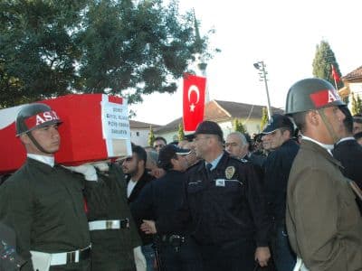 <p><font size=\"2\"><font face=\"Arial\"><strong>Anne , Şehit oğlunun arkasından ağıt yakarak ağladı.<br /><br /></strong>Hakkari\'nin &Ccedil;ukurca il&ccedil;esinde PKK ter&ouml;r &ouml;rg&uuml;t&uuml;n&uuml;n ger&ccedil;ekleştirdiği hain saldırı sonucu 24 asker ile birlikte şehit olan Piyade &Ccedil;avuş Birol Elmas\'in i&ccedil;in Sakarya\'nın Adapazarı il&ccedil;esi Karakamış mahallesinde cenaze t&ouml;reni d&uuml;zenlendi. Şehidin mahalleye girmesi ile mahallede toplanan yaklaşık 5 bin kişi ter&ouml;r &ouml;rg&uuml;t&uuml; aleyhine sloganlar attılar. Şehit Birol Elmas\'ın annesi M&uuml;byen Elmas oğlunun naaşına sarılarak ağıtlar yaktı. Yakınlarının yardımı ile ayakta durmaya &ccedil;alışan anne Elmas g&ouml;zyaşlarına boğuldu.<br />Şehidin kardeşleri Sefa, Ferdi ve Merve Elmas\'da g&ouml;zyaşlarını tutamadılar. Mahalle meydanında kılınan cenaze namazından sonra şehit Piyade &Ccedil;avuş Birol Elmas Karakamış mezarlığında toprağa verildi. <br />Cenaze t&ouml;renine, Sakarya Valisi Mustafa B&uuml;y&uuml;k, Garnizon Komutanı Tuğgeneral Orhan &Ccedil;ınar, Sakarya B&uuml;y&uuml;kşehir Belediye Başkanı Zeki To&ccedil;oğlu, Sakarya milletvekilleri, belediye başkanları, kaymakamlar, daire m&uuml;d&uuml;rleri ve &ccedil;ok sayıda vatandaş katıldı. </font></font></p>