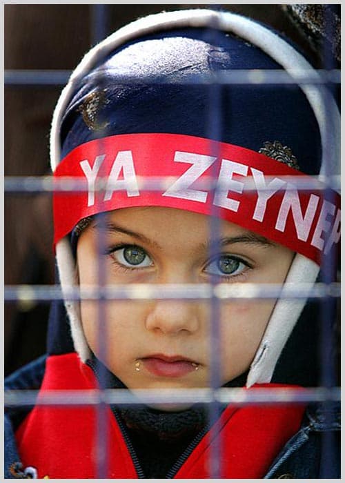 <font face="verdana,geneva" size="2"><br /><br />Konuşmaların ardından <font color="#993300">Azerbaycanlı tiyatro sanat&ccedil;ısı Hilal Mahmutoğlu Hasanov</font> ve <font color="#993300">Zeynebiye Gen&ccedil;lik Tiyatrosu Genel Sanat Y&ouml;netmeni Kasıl Alcan</font> y&ouml;netiminde,<font color="#993300"> Kerbela olayını anlatan</font> <strong>&quot;H&uuml;r ve onurlu duruşun adıdır Zeynep&quot; </strong>adlı oyun sahnelendi. Oyunu izleyenlerden bazılarının fenalık ge&ccedil;irdiği g&ouml;r&uuml;l&uuml;rken, bayılanlar, sedyelerle meydandan &ccedil;ıkarıldı. &Ouml;n safta yerlerini alan ve siyah elbiseler i&ccedil;indeki kadınların başlarında<strong> &quot;gelin Fatıma&quot;</strong> yazılı bantlar takılıydı. <br /><br />Beyaz gelinliğinin &uuml;zerini siyah bir paltoyla kapatan, başında siyah duvak takılı olan temsili kişinin hemen &ouml;n&uuml;nde, <strong>&quot;Hangi gelinin duvağı benim gibi kanlı oldu?&quot;</strong> d&ouml;vizi duruyordu. D&uuml;şmanların su yollarını kapattığı i&ccedil;in susuzluğun kırıp ge&ccedil;irdiği Kerbela'daki bu olay da yine k&uuml;&ccedil;&uuml;k kız &ccedil;ocuklarının ellerinde tuttuğu taslarla hatırlatıldı. </font><p><font size="2"><font face="verdana,geneva"><strong>Kan Bağışı Yapıldı</strong><br /><br />Evlenir evlenmez eşiyle bir araya gelemeden &ouml;ld&uuml;r&uuml;len Hz. Kasım'ın durumu da &ccedil;i&ccedil;ekler ve aynalarla s&uuml;sl&uuml; maket ev <strong><font color="#993300">&quot;Kasım otağı&quot;</font></strong>yla simgelendi. <font color="#993300">Hz. H&uuml;seyin'in 6 aylık oğlu Ali Asker'in Yezid'in adamlarının oklarıyla &ouml;ld&uuml;r&uuml;l&uuml;ş&uuml;</font> de yine k&uuml;&ccedil;&uuml;k bir tabut ve beşikle anımsatıldı. Kerbela olayında bu yıl kan akmadı ama Kızılay'ın kurduğu &ccedil;adıra y&uuml;zlerce &uuml;nite kan bağışlandı. Caferiler ve Aleviler, k&uuml;&ccedil;&uuml;k gruplar halinde &quot;Vay vay H&uuml;seyin vay&quot; sloganları atarak t&ouml;ren alanından ayrıldı.</font></font></p><p><font size="2"><font face="verdana,geneva"><strong>Mersiyelerle Y&uuml;r&uuml;d&uuml;ler</strong><br /><br />Kars'ta da <strong><font color="#993300">Hz. H&uuml;seyin ile 72 arkadaşının Kerbela'da &ouml;ld&uuml;r&uuml;l&uuml;ş&uuml;n&uuml;n 1368. yıld&ouml;n&uuml;m&uuml;</font></strong> nedeniyle anma t&ouml;renleri d&uuml;zenlendi. İl merkezindeki &Ccedil;arşı Camisi &ouml;n&uuml;nde toplanan kalabalık, Işıklı Camisi'ne, daha sonra da Garnizon Şehitliği'ne kadar mersiyeler s&ouml;yleyerek y&uuml;r&uuml;d&uuml;. İstiklal Marşı okunmasının ardından başlayan t&ouml;rene katılan Kars M&uuml;ft&uuml;s&uuml; İlyas Serenli, Hz. H&uuml;seyin'in Kerbela'da <strong><font color="#993300">zulme ve haksızlığa baş kaldırdığını</font></strong> ifade etti. Yeni Mahalle Asri Mezarlığı'nda devam eden t&ouml;renler sırasında da bazı vatandaşlar zincirle d&ouml;v&uuml;nd&uuml;.<br /><br />Iğdır'da da t&ouml;renler sırasında bazı<strong> </strong>camilerde toplanarak <strong>mersiyeler okuyan vatandaşlar</strong> Iğdır Asri Mezarlığı'na y&uuml;r&uuml;d&uuml;. Iğdır'daki Caferilerin &ouml;nde gelenlerinden olan H&uuml;seyin &Ccedil;ağlar Camii imamı H&uuml;seyin Yeşil,<strong> eksi 20 dereceyi bulan soğuk havada yapılan anma t&ouml;renlerinin Hazreti H&uuml;seyin'e duyulan sevginin g&ouml;stergesi</strong> olduğunu s&ouml;yledi. T&ouml;renlerde siyah kıyafetler giyinen gen&ccedil;lerden oluşan deste grupları zincirle d&ouml;v&uuml;nd&uuml;, bazı Caferi vatandaşlar da mersiyeler okunurken ağladı. <font color="#993300"><strong>Bazı Caferi vatandaşların</strong></font><font color="#993300"> iş yerlerini a&ccedil;madığı g&ouml;r&uuml;l&uuml;rken, bazı fırınlarda ekmek yapılmadı,</font> şehirlerarası otob&uuml;sler de sabah saatlerinde sefere &ccedil;ıkmadı. <font color="#993300"><strong>10 bini aşkın Azeri'nin katıldığı yas t&ouml;reni</strong></font> de Z&uuml;beyde Hanım Bulvarı'nda yapıldı. Kocaeli Gebze'ye bağlı Darıca'da da 10 bin kişi<strong> ağıt yaktı. <br /><br /></strong>Milliyet</font></font></p>