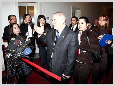 <p><font size="2"><font face="verdana,geneva"><strong>AK Parti ve MHP,</strong> <font color="#993300">&quot;sosyal yara haline gelen&quot;</font> &uuml;niversitelerdeki baş&ouml;rt&uuml;s&uuml; yasağını kaldıracak d&uuml;zenleme i&ccedil;in d&uuml;n ikinci kez bir araya geldi. MHP Genel Başkanı Devlet Bah&ccedil;eli'nin odasında yapılan zirveye <strong>AK Parti'den Başbakan Yardımcısı Cemil &Ccedil;i&ccedil;ek, Grup Başkan Vekilleri Sadullah Ergin, Bekir Bozdağ</strong> ile <strong>TBMM Anayasa Komisyonu Başkanı Burhan Kuzu</strong> katıldı. Toplantıda MHP'yi Genel Sekreter Cihan Pa&ccedil;acı, Grup Başkan Vekili Oktay Vural, Genel Başkan Yardımcısı Faruk Bal ve Ankara milletvekili Deniz B&ouml;l&uuml;kbaşı temsil etti. Toplantıya iki parti de hazırladıkları taslak metinlerle geldi. &Ccedil;er&ccedil;evede anlaşma sağlanınca &uuml;zerinde uzlaşılan metinler AK Parti'den Cemil &Ccedil;i&ccedil;ek ve Sadullah Ergin tarafından Başbakan Tayyip Erdoğan'a, Cihan Pa&ccedil;acı da MHP lideri Devlet Bah&ccedil;eli'ye g&ouml;t&uuml;rd&uuml;.<strong> İki liderin onay vermesi sonucu mutabakat metni yazılı bir şekilde kamuoyuna duyuruldu. </strong></font></font></p><p><font size="2"><font face="verdana,geneva">Anayasa'nın 10. ve 42. maddeleriyle Y&uuml;ksek&ouml;ğretim Yasası'nın ek 17. maddesinde değişiklik yapılması konusunda mutabakata varıldığı <strong>belirtilen a&ccedil;ıklamada,</strong> &quot;Bu konudaki anayasa ve yasa değişikliği teklifleri, iki partinin ortak &ouml;nerisi olarak anayasa ve i&ccedil;t&uuml;z&uuml;kte belirlenen esas ve usullere g&ouml;re TBMM'ye sunulacaktır.&quot; <strong>denildi. </strong></font></font></p><p><font face="verdana,geneva" size="2">AK Parti ve MHP'nin &uuml;zerinde uzlaştığı metin 3 maddeden oluşuyor. MHP, Anayasa'nın <strong>&quot;eşitliği&quot;</strong> d&uuml;zenleyen 10. maddesinde değişiklik &ouml;ng&ouml;ren teklifini imzaya a&ccedil;mıştı. Bu teklifin geniş kapsamlı olacağı y&ouml;n&uuml;ndeki eleştirileri dikkate alan MHP, kendi &ouml;nerisini değiştirdi. MHP'nin ilk &ouml;nerisinde yer alan &quot;her t&uuml;rl&uuml; kamu hizmetinin sunulmasında ve bu hizmetlerden yararlanılmasında&quot; ibaresi<strong>, &quot;her t&uuml;rl&uuml; kamu hizmetlerinden yararlanma&quot;</strong> olarak değiştirildi. İki parti, ilk g&ouml;r&uuml;şmede &quot;kılık kıyafet&quot; c&uuml;mlesinde uzlaşamamıştı. AK Parti, 42. maddeye bu ibareyi koymak istemiş, MHP ve bazı hukuk&ccedil;ular buna karşı &ccedil;ıkmıştı. D&uuml;n yapılan g&ouml;r&uuml;şmede bu ibare de metinden &ccedil;ıkarıldı. </font></p>