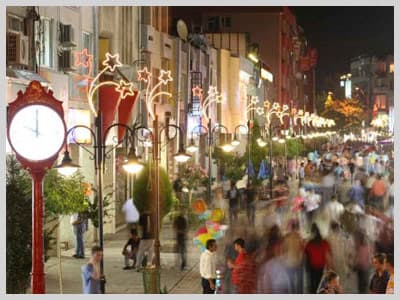 <p><font face="verdana,geneva" size="2"><strong>Biber Gazı Spreyi Nasıl Kullanılıyor?</strong></font></p><p><font face="verdana,geneva" size="2">Saldırganın y&uuml;z&uuml;ne 1 metrelik mesafeden sıkılan biber gazı, <strong><font color="#ff0000">ge&ccedil;ici olarak</font></strong> g&ouml;zlerin kapanmasına neden oluyor ve kişinin g&ouml;rmemesini sağlıyor. Yaklaşık 45-60 dakika boyunca <font color="#000000">etkisiz <strong>hale gelen saldırgan</strong></font>, bu s&uuml;renin sonunda hi&ccedil;bir zarar g&ouml;rm&uuml;yor. </font></p><p><font face="verdana,geneva" size="2"><strong>Yasal Bir Sorun Oluşturmuyor!</strong></font></p><p><font size="2"><font face="verdana,geneva">&Ouml;ld&uuml;r&uuml;c&uuml; olmayan, <strong>kimyasal silahlar</strong> sınıfına giren<font color="#ff0000"><strong> biber gazı</strong></font>, <strong>5188 sayılı &Ouml;zel G&uuml;venlik Hizmetlerine Dair Kanun</strong>'un Uygulanmasına İlişkin Y&ouml;netmelikte, <strong>yasal olarak kabul edilmektedir</strong>. İlgili Y&ouml;netmeliğin Ateşli Silahlar başlıklı 4. b&ouml;l&uuml;m&uuml;n&uuml;n Silah Bulundurma ve Taşıma İzni Verilmesi başlığını taşıyan 24. maddesinde şu ifadeler yer alıyor:<font color="#ff0000"> &quot;Koruma ve g&uuml;venliğin sağlanabilmesi i&ccedil;in fiziki &ouml;nlemlere ve g&uuml;venlik cihazlarına &ouml;ncelik verilir. </font><font color="#000000">Komisyon, orantılılık ilkesine uygun olarak canlılar &uuml;zerinde kalıcı etkisi olmayan kimyasalların kullanılmasına izin verebilir.&quot;</font></font></font></p><p><font size="2"><font face="verdana,geneva"></font></font></p>