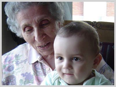 <p><font size="2"><font face="verdana,geneva"><br /><br />B&uuml;y&uuml;klerin &ccedil;ocuğun hi&ccedil;bir hareketine tepki g&ouml;stermemesi sebebiyle &ccedil;ocuğun hep anneanne ya da babaannede kalmak isteyeceğini dile getiren <strong>G&uuml;nay</strong>, &quot;&Ccedil;ocuk b&ouml;ylece annesinden soğuyabilir. Kendi evine gelmek istemez. &Ccedil;&uuml;nk&uuml; b&uuml;y&uuml;klerin evinde istediği gibi hareket etmesi ona cazip gelir. Bu da bir&ccedil;ok davranış bozukluğunu beraberinde getirir. Dış d&uuml;nyada hareketleri kabul g&ouml;rmeyen &ccedil;ocuk bocalar.&quot; <strong>diye uyarıda bulundu. </strong></font></font></p><p><font size="2"><font face="verdana,geneva"><strong><font color="#ff0000">Anne, anneanne</font></strong> ve<font color="#ff0000"><strong> babaanne</strong></font>nin zaman zaman <strong>bir araya gelerek</strong> &ccedil;ocukla birlikte vakit ge&ccedil;irmelerinin <font color="#ff0000"><strong>ortak tutum</strong></font> oluşturmada &ouml;nemli katkı sağlayacağını ifade eden G&uuml;nay, &quot;Bu birlikteliklerle &ccedil;ocuğun hareketleri g&ouml;zlenebilir. Anne ikaz ettiğinde babaanne, anneanne<strong> sesini &ccedil;ıkarmamaları</strong>, <font color="#ff0000">annenin davranışlarını <strong>onaylamaları</strong> gerekir</font>. Bu yapılırsa &ccedil;ocuk annenin olmadığı zamanda da, annesinin istemediği bir davranışı b&uuml;y&uuml;klerinin yanında da yapmaz.&quot; <strong>ifadelerini kullandı.</strong></font></font></p>