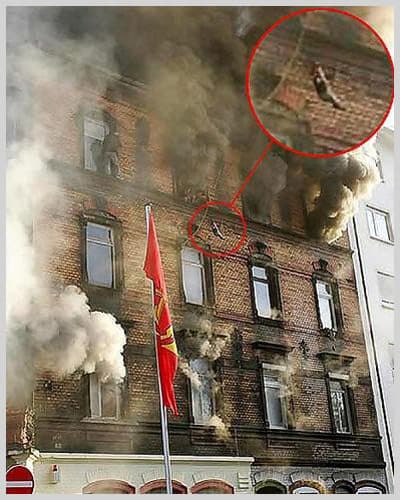 <p><font face="verdana,geneva" size="2"><strong><br />BEBEĞİNİ YANMAKTAN KURTARDI</strong></font></p><p><font face="verdana,geneva" size="2">Alevlerin arasından son bir hamleyle<font color="#993300"> 2 yaşındaki &ccedil;ocuğunu kapan anne pencereden aşağı fırlattı</font>. Polisin son anda yakaladığı bebek burnu bile kanamadan kurtarıldı. Ancak diğer 5 &ccedil;ocuk, bu bebek kadar şanslı değildi.&nbsp; Bebeğin, aşağıdaki brandaya atıldığı pencerenin hemen solundaki bir diğer pencerede ise bir başka kişi tutunduğu pervazda kurtarılmayı beklerken g&ouml;r&uuml;l&uuml;yor. </font></p><p><font face="verdana,geneva" size="2"><strong>SORUŞTURMA BAŞLATILDI</strong></font></p><p><font size="2"><font face="verdana,geneva"><strong>Alman h&uuml;k&uuml;metinin</strong> g&ouml;&ccedil; ve uyumdan sorumlu<strong> Devlet Bakanı Maria B&ouml;hmer</strong> ile <strong>Sosyal Demokrat Parti (SPD) Genel Başkanı Kurt Beck</strong>, olay yerine giderek incelemelerde bulundu.&nbsp;&nbsp; </font></font></p><p><font face="verdana,geneva" size="2">Yangın &ouml;ğleden sonra 16.30'da d&ouml;rt katlı binanın giriş katında başladı. Alevler aniden b&uuml;t&uuml;n binayı sardı. Yangında binanın &ccedil;atışı b&uuml;y&uuml;k bir patlamayla havaya u&ccedil;tu. Yangın &ccedil;ıktığında <strong>binanın 52 sakini</strong> ve misafirleri i&ccedil;erde bulunuyordu. Olay sırasında dramatik anlar yaşandı. İnsanlar binadan &ccedil;ıkmaya &ccedil;alıştı, ancak alevler &ccedil;ıkmalarına izin vermedi.<strong> Bazıları panik i&ccedil;inde pencerelerden atladı.</strong> Bir aile iki &ccedil;ocuğunu kurtarmak i&ccedil;in pencereden aşağıya attı. </font></p><p><font face="verdana,geneva" size="2">İtfaiyenin <strong>yangını kontrol altına alması</strong> saatler s&uuml;rd&uuml;. Yetkililer &ouml;l&uuml; sayısının artmasından endişe ediyor. </font></p><p><font size="2"><font face="verdana,geneva"><strong><font color="#993300">Ludwigshafen Belediye&nbsp; Başkanı Eva Lohse</font></strong>, yangının,<font color="#993300"> &quot;savaş sonrasında (İkinci D&uuml;nya&nbsp; Savaşı) kent tarihindeki en b&uuml;y&uuml;k bina yangını&quot; </font>olduğunu s&ouml;yledi.</font></font></p>