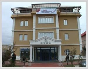 <p><font face="verdana,geneva" size="2"><strong>Bu Yılın Yenilikleri Neler?</strong></font></p><p><font face="verdana,geneva" size="2">21 Kasım 2007&rsquo;de <strong>Sakarya &Uuml;niversitesi Kamp&uuml;s Otel</strong>&rsquo;de kamu kuruluşları ve sivil toplum &ouml;rg&uuml;tleri ile ilk tanıtım toplantısı yapıldı. 21 Kasım 2007 ile 5 Ocak 2008&rsquo;de &ouml;ğretmenlere y&ouml;nelik tanıtımlar ise <strong>Belediye Sakva Tesisleri</strong>'nde yapıldı. </font></p><p><font face="verdana,geneva" size="2">Bu yılki yarışmada<strong><font color="#993300"> engelli &ouml;ğrenciler</font></strong> i&ccedil;in ayrı bir kategori olacak.</font></p><p><font size="2"><font face="verdana,geneva"><strong>&Ouml;d&uuml;ller</strong> <strong><font color="#993300">11 Mayıs 2008</font></strong> saat 11.00&rsquo;de <strong><font color="#993300">AKM</font></strong>&rsquo;de yapılacak &ouml;d&uuml;l t&ouml;reni ile sahiplerini bulacak. Aynı g&uuml;n&uuml;n akşamı yine AKM&rsquo;de yapılacak olan<strong> H&uuml;ner Coşkuner</strong>&rsquo;in de katılacağı konserle (<strong><font color="#000000">Bilet fiyatı 25 YTL</font></strong>) resimler tanıtılacak ve a&ccedil;ık artırmaya sunularak geliri <strong>L&ouml;semili ve Yardıma Muhta&ccedil; &Ccedil;ocuklar</strong> <font color="#993300">yararına <strong>bağışlanacak. </strong></font></font></font></p><p><font size="2"><font face="verdana,geneva"><font color="#993300"><strong>10 başarı</strong> ve <strong>20 sergileme</strong> &ouml;d&uuml;l&uuml; alan minik ressamlar <strong>kendi aralarında</strong></font> <strong>11 Ekim 2008</strong>&rsquo;de tekrar yarışacak ve başarılı 6 &ouml;ğrenciye <strong>SAG&Uuml;SAD</strong>, <strong>Picasso Sanat Merkezi</strong> ve <strong>Akademi Sanat Merkezi</strong> tarafından resim eğitimi verilecek.</font></font></p>
