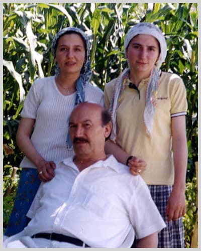 <p><font size="2"><font face="verdana,geneva"><strong>Cinayetin işlendiği g&uuml;n</strong> Romanya'da olduğunu ve acı haberi alınca Adapazarı'na geldiğini anlatan<strong> Bilaloğlu</strong>, &quot;Bende olayla ilgili jandarmaya ifade verdim. İfadelerimizde &ouml;ld&uuml;r&uuml;len kız kardeşimin &uuml;zerinde birka&ccedil; par&ccedil;a k&uuml;nye ve bileziğin kayıp olduğunu defalarca s&ouml;yledik. Jandarma farkına varamamış, olayı atlamış. Bilezik peşinde değilim. <font color="#993300">Fakat cinayetler para i&ccedil;in işlendiyse katil veya katiller bileziği satmaya kalktığında yakalanmaları kolay olur.</font> &Ccedil;&uuml;nk&uuml; &uuml;zerinde seri numaraları var. Bileziğin kayıp olduğunun farkına 25 g&uuml;n sonra vardılar. İfadelerimizde defalarca dile getirdik. Ertesi g&uuml;n bizden bileziğin aynısı istediler, biz de verdik. <font color="#993300">G&ouml;revliler fotoğrafını &ccedil;ekti ve gerekli yerlere dağıttı ama </font><font color="#993300">ge&ccedil; kalındı</font>. &Ccedil;&uuml;nk&uuml; cinayetin ardından 25 g&uuml;n ge&ccedil;mişti.<strong>''diye konuştu. </strong></font></font></p><p><font face="verdana,geneva" size="2"></font></p><p><font size="2"><font face="verdana,geneva"><strong>EN B&Uuml;Y&Uuml;K ACIMIZ KATİLLERİN BULUNAMAYIŞIDIR</strong> </font></font></p><p><font face="verdana,geneva" size="2"></font></p><p><font size="2"><font face="verdana,geneva"><font color="#000000">&Ouml;ld&uuml;r&uuml;len kuyumcunun ağabeyi</font> <strong>Harun Bilaloğlu</strong> ise en b&uuml;y&uuml;k acılarının katil veya katillerin bulunamayışı olduğunu kaydederek kardeşini ve yeğenlerine kıyan canilerin halen bulunamayışının <strong>psikolojilerini olumsuz etkilediğini</strong> s&ouml;yledi </font></font></p><p><font face="verdana,geneva" size="2">Cinayetin aydınlatılmasıyla en azından bir par&ccedil;a rahatlayacaklarını bildiren Bilaloğlu, cinayet aydınlatılamadığı i&ccedil;in gece dışarı &ccedil;ıkarken kendisininde <strong>&ouml;ld&uuml;r&uuml;lme korkusu</strong> yaşadığını ifade etti.<strong> </strong><font color="#993300"><strong>Bilaloğlu</strong> s&ouml;zlerini ş&ouml;yle s&uuml;rd&uuml;rd&uuml;,</font> &quot;İ&ccedil;imiz yanıyor. Kolay mı? Kardeşim ş&ouml;yle b&ouml;yle de <strong>o gen&ccedil; kızlar ve yavrular neden &ouml;ld&uuml;r&uuml;ld&uuml;?</strong> Onu bilsek yeter, onu bilemiyoruz. Şu an i&ccedil;in hi&ccedil;bir şeyin bulunamamış olması bizi &ccedil;ok &uuml;z&uuml;yor. Konuyla devletin ilgilenmesi lazım. Bize soruşturmayla ilgili hi&ccedil;bir bilgi vermediler. <strong>Kesinlikle katil veya katilleri bulacağız diyorlar.</strong> Ama iki yıl olacak, halen bir şey bulunmuş değil. İ&ccedil;imiz yanıyor, kendi kendimizi avutuyoruz. Halen daha devlete g&uuml;veniyoruz, bir an &ouml;nce <strong>cinayetin aydınlatılmasını bekliyoruz.</strong>'' </font></p><p><font size="2"><font face="verdana,geneva"><strong>Adapazarı-Karasu</strong> yolunun S&ouml;ğ&uuml;tl&uuml; il&ccedil;esi girişindeki olayda kuyumculuk yapan İsmail Bilaloğlu (65) ile kızları Neriman (30) ve Hatice Bilaloğlu'nun (25) cesetleri <strong>otomobil i&ccedil;inde bulunmuştu. </strong></font></font></p><p><font size="2"><font face="verdana,geneva">Kuyumcu ve kızı Neriman'ın tabancayla vurularak Hatice Bilaloğlu da bı&ccedil;aklanıp boğazı kesilerek<strong> &ouml;ld&uuml;r&uuml;lm&uuml;şt&uuml;.</strong></font></font></p>