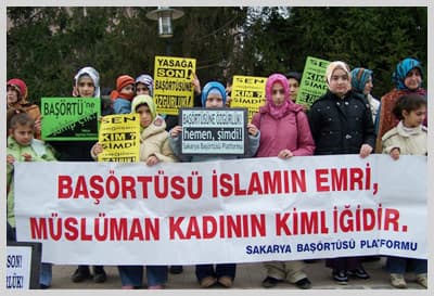<font size="2"><font face="verdana,geneva"><strong><br /><br /><br /><br />SEVİM</strong>; Onbinlerce insanın mağdur edilmesine neden olan bir zulm&uuml;n k&uuml;&ccedil;&uuml;k bir sorunmuş gibi g&ouml;sterilmeye &ccedil;alışıldığını belirterek, M&uuml;sl&uuml;manların inandığı değerlerin par&ccedil;alara ayrılmayacağını şu s&ouml;zlerle ifade etti: &ldquo;M&uuml;sl&uuml;manların değerleri namaz, oru&ccedil;, baş&ouml;rt&uuml;s&uuml; vs. gibi par&ccedil;alara ayrılamaz. İslam bizler i&ccedil;in hayatın i&ccedil;inde bir b&uuml;t&uuml;n olarak yaşanması gereken bir dindir. Bu konuda kimseden akıl almaya ihtiyacı olmayan M&uuml;sl&uuml;man halkımız başta baş&ouml;rt&uuml;s&uuml; olmak &uuml;zere kendisini ilgilendiren her konuda yine kendi &ouml;rf&uuml;ne uygun &ccedil;&ouml;z&uuml;mleri bulmaya muktedirdir. Yasak&ccedil;ıların &ccedil;ırpınışları ise beyhudedir. Darbe d&uuml;zenini kurtarmaya ne paramiliter &ouml;rg&uuml;tlerin ne de kukla yasak&ccedil;ıların g&uuml;c&uuml; yetecektir!&rdquo;</font></font> <p><font size="2"><strong><font face="verdana,geneva" color="#000000"></font></strong></font></p>