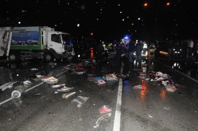 Serdivan'da çöp kamyonu biçti geçti!