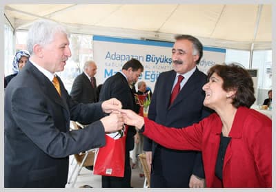 <font size="2"><font face="verdana,geneva"><strong><br /><br /><br />Dilmen Mahalle Eğitim Merkezi</strong>'nde &ouml;ğrenim g&ouml;ren Atilla Ferah, Başkan Duran'a kendisinin yaptığı işlemeli vazoyu hediye etti. İlgisinden dolayı Başkan Duran'a teşekk&uuml;r eden <strong>Atilla Ferah</strong>, <font color="#ff0000">&quot;B</font><font color="#ff0000">izleri &ccedil;ok mutlu ettiniz. Bu g&uuml;zel ortamdan dolayı &ccedil;ok teşekk&uuml;r ediyoruz&quot;</font></font></font><font size="2"><font face="verdana,geneva"><strong> dedi.<br /><br />Programa katılan &ccedil;iftler,</strong> nasıl evlendiklerini ve evliliklerinde yaşadıkları maceraları anlattılar. Kendisinin aslen Eskişehirli olduğunu s&ouml;yleyen<strong> D&ouml;nd&uuml; Ulukan</strong>, &ldquo;Ben emekli &ouml;ğretmenim. Eşimle 1971 yılında tanıştık. 1971 yılında Akyazı'nın Pazarcık k&ouml;y&uuml;ne tayinim &ccedil;ıkmıştı. Eşimle orada tanıştık ve sonra Sakarya'ya gelin geldim. Eşime o g&uuml;nden bu yana b&uuml;y&uuml;k sevgi besliyorum. Ama benim<strong><font color="#ff0000"> bir başka sevda</font></strong>m daha var. <font color="#ff0000"><strong>O da Sakarya sevdası</strong></font>&rdquo;</font></font><strong><font face="verdana,geneva"><font size="2"> diye konuştu.</font><br /><br /></font></strong>