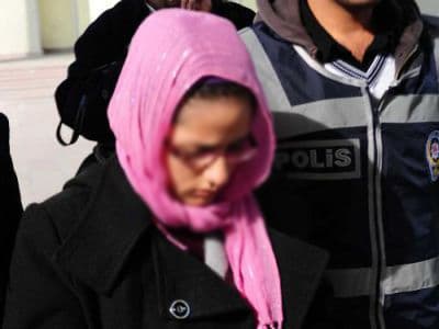 <font face=\"arial,helvetica,sans-serif\" size=\"2\"><font size=\"3\"><strong>Evliliğinin 3. ayından sonra baskılar başladı<br />     </strong></font><br /> İddianameye g&ouml;re G&uuml;lfidan Kuşcuoğlu&rsquo;nun \'&ccedil;ocukluk aşkım\' diye ka&ccedil;arak  evlendiği Uğur Kuşcuoğlu, evliliklerinin &uuml;&ccedil;&uuml;nc&uuml; ayından itibaren eşine  baskı yapmaya başladı.<br />   <br />   <font size=\"3\"><strong>Olay g&uuml;n&uuml; hakaret edip d&ouml;vm&uuml;ş</strong></font><br />   <br /> Uğur Kuş&ccedil;uoğlu\'nun eşinin pencereden bakmasına bile m&uuml;saade etmediği  belirtilen iddianamede, gen&ccedil; kadının olay g&uuml;n&uuml; de sabah eşiyle birlikte  yatak odasında birlikte film izledikleri sırada, Uğur Kuşcuoğlu\'nun  filmdeki \'&ccedil;ıplak erkeğe baktın\' diyerek karısına hakaret edip d&ouml;vd&uuml;ğ&uuml; de  iddianamede yer aldı.<br />   </font>