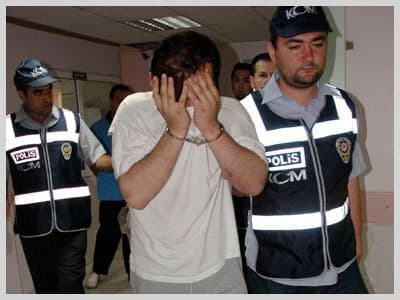 <font face="verdana,geneva"><font size="2"><strong>OLAY <br /><br />5 Mayıs 2007 tarihinde</strong> meydana gelen olayda, <font color="#993300"><strong>200 bin YTL fidye amacıyla</strong></font> ka&ccedil;ırdıkları <strong>iş adamı Mehmet Emin Aydıntepe</strong>'yi &ouml;ld&uuml;rd&uuml;kleri ileri s&uuml;r&uuml;len Recep G&uuml;ney, Ali T&uuml;redi, İlyas T&uuml;redi, Mustafa G&ouml;kdemir ve Galip Atmaca polisler tarafından yakalanarak tutuklanmışlardı. </font><br /></font>