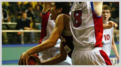 <p><font face="verdana,geneva" size="2"><br />İkinci yarıya <strong>Berkay Candan</strong>&rsquo;ın 3 sayılık basketi ile başlayan Yıldız Milliler, savunmasını sertleştirerek rakibine kolay sayı şansı tanımadı ve Enes Kanter ile arka arkaya sayılar bularak 23. dakikada farkı 7 sayıya &ccedil;ıkarttı(48-41). Andrey Loginov ile farkın daha fazla a&ccedil;ılmasına engel olmaya &ccedil;alışan Rusya karşısında oyunun temposunu arttıran Millilerimiz Burak Y&uuml;ksel ve Berkay Candan ile skor &uuml;retmeye devam etti. Ma&ccedil;ın 25. dakikasında Enes Kanter&rsquo;in basket faulden kazandırdığı 3 sayı ile Kırmızı Beyazlılar farkı 13 sayıya &ccedil;ıkartarak skoru da 56-43&rsquo;e taşıdı. Bu dakikadan sonra savunmasında a&ccedil;ıklar veren ve &uuml;st &uuml;ste h&uuml;cumlardan da boş d&ouml;nen Millilerimiz farkın tek haneli rakamlara d&uuml;şmesine engel olamadı. Yakaladığı 10-0&rsquo;lık seri ile ma&ccedil;a tekrar ortak olan Rusya karşısında ma&ccedil;ın son periyoduna Ay Yıldızlılar 56-53 &uuml;st&uuml;n girdi. </font></p><p><font size="2"><font face="verdana,geneva">M&uuml;cadelenin final periyoduna alan savunması yaparak başlayan Rusya karşısında Enes Kanter ile etkili olan Yıldız Milliler, Berkay Candan&rsquo;ın arka arkaya dış atışlardan bulduğu basketlerle 35. dakikasının i&ccedil;erisinde farkı tekrar 10 sayıya &ccedil;ıkarttı(67-57). <strong>Berkay Candan-Enes Kanter</strong> ikilisi ile skor &uuml;retmeye devam eden <strong>Millilerimiz, ma&ccedil;tan 80-74 galip ayrıldı.</strong></font></font></p>