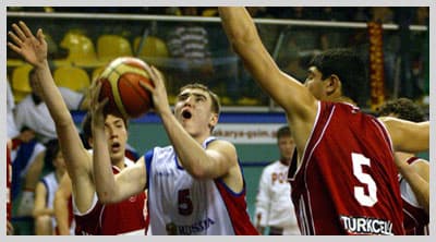 <p><font face="verdana,geneva" size="2"><strong>Salon: Atat&uuml;rk Spor Salonu</strong></font></p><p><font size="2"><font face="verdana,geneva"><strong>T&uuml;rkiye(80):</strong> &Ouml;mer Sancaklı 1 (1 ribaund), Enes Kanter 25 (18 ribaund, 2 asist), Berkay Candan 14 (1 ribaund), Serkan Avcı 4 (1 asist), Yunus Sonsırma 4, Kerem Hoti&ccedil; 4, Kevin Kaspar 5 (2 ribaund, 9 asist), Burak Y&uuml;ksel 10 (7 ribaund, 2 asist), Ramazan Tekin, Akın Bergansa 4 (3 ribaund, 1 asist), Yiğit Can Vardal 9 (2 ribaund, 2 asist), G&uuml;ney G&uuml;n (1 ribaund) </font></font></p><p><font size="2"><font face="verdana,geneva"><strong>Rusya(74):</strong> Maxim Tkachenko 1 (3 ribaund, 1 asist), Alexander Varnakov 15 (5 ribaund, 2 asist), Artem Nikulichev 11 (2 ribaund), Denis Sidletskiy 8 (5 ribaund), Pavel Kuryshkin 9 (4 ribaund), Euvgeniy Chebanenko (1 ribaund), Victor İshkov 2 (1 ribaund), Victor Pavlenko (3 ribaund), Mikhail Shershovets 2 (4 ribaund), Andrey Loginov 13 (6 ribaund), Artem Pisarchuk 13 (6 ribaund, 1 asist)</font></font></p><p><font size="2"><font face="verdana,geneva"><font color="#993300">1. Periyot:</font>19-24<br /><font color="#993300">2. Periyot:</font>20-13<br /><font color="#993300">3. Periyot:</font>17-16<br /><font color="#993300">4. Periyot:</font>24-19</font></font><font size="2"><br /></font></p>