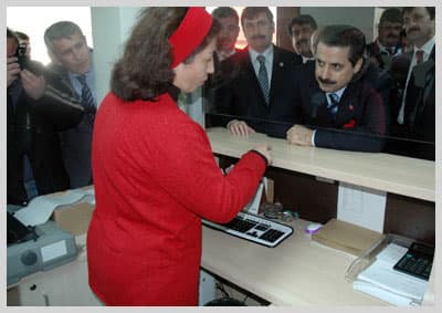 <font face="verdana,geneva" size="2">T&uuml;rkiye'de yıllardır SSK, Bağ-kur ve Emekli Sandığı'nın milyonlarca insana hizmet verdiğini belirten &Ccedil;elik, zaman ge&ccedil;tik&ccedil;e taleplerin değiştiğini, eskiyen mevzuat ve bozulan standartların yerine yenilerinin ikame edilmesi zorunluluğunun doğduğunu belirtti. <font color="#993300">S&uuml;rd&uuml;r&uuml;lebilir bir sosyal g&uuml;venlik sisteminin daha sağlıklı bir şekilde oluşması a&ccedil;ısından D&uuml;nya'da bazı değişimler olduğunu anlatan <strong>&Ccedil;elik, ş&ouml;yle konuştu:</strong></font> &quot;Bu değişimlere T&uuml;rkiye'nin de ayak uydurması gerekiyor. T&uuml;rkiye'de bu konuda adımlarını atmaya başladı ve &ouml;ncelikle 3 kurumu bir araya getirerek tek &ccedil;atı altında birleştirdik. SGK yeni ve son derece &ouml;nemli bir kurum. &Uuml;zerinde bir şemsiye var. Bu şemsiye 70 milyon insanı g&ouml;lgesine alan, kuşatan bir hak. Sosyal Sigortalar ve Genel Sağlık Sigortası yasası &ouml;n&uuml;m&uuml;zdeki hafta meclisten ge&ccedil;ince, 70 milyon vatandaşımız bu şemsiyenin altına girmiş olacak.&quot;<br /><br /><strong>SGK'nın fiziki şartlarının iyileştirilmesinin &ouml;nemine de değinen &Ccedil;elik,</strong> bu nedenle merkezden sonra hızlı bir şekilde il m&uuml;d&uuml;rlerini atadıklarını belirtti. </font>