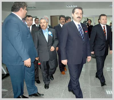 <font size="2"><font face="verdana,geneva"><strong>Konuşmasında, personelden işine sahip &ccedil;ıkmasını isteyen &Ccedil;elik, ş&ouml;yle konuştu:</strong> &quot;Dertli ve problemli vatandaş huzurunuza geldiğinde, onun derdiyle dertlenmeyen bir bakış a&ccedil;ısını ne olur burada sergilemeyin. Buraya gelenler &ouml;mr&uuml;n&uuml;, yıllarını, alın terini bu topraklar i&ccedil;in, millet i&ccedil;in akıtmıştır ve beni emekli edin diye talepte bulunacaktır. Ya onu hep beraber aylarca kapıda bekleteceğiz ya da &ccedil;ağdaş, medeni bir &uuml;lkeye yakışır bir şekilde<font color="#993300"><strong> '10-15 g&uuml;n sonra gel ilk maaşını al'</strong></font> diyeceğiz. Bunun i&ccedil;in Ankara d&uuml;zeyinde bizim de yapmamız gerekenler var. Bazı projeleri de yaptık. &Ouml;rneğin 4,5 milyon SSK emeklisi artık sağlık karnesi ile uğraşmıyor, ge&ccedil;ici iş g&ouml;remezlik &ouml;deneğini artık vatandaşımız PTT Bank şubelerinden istediği zaman alabiliyor.&quot;<br /><br /><strong>Şimdi &ouml;nlerinde emeklilik s&uuml;reci olduğunu anlatan &Ccedil;elik, s&ouml;zlerine ş&ouml;yle devam etti:</strong> <font color="#993300">&quot;Sosyal g&uuml;venlikte yaşanan diğer sorunlar var. Bunları bir bir &ccedil;&ouml;zmemiz gerekiyor. Vatandaş doğduğuna da, yaşadığına da, bu bayrak altında yaşadığına da sevinmeli, &ouml;v&uuml;n&ccedil; duymalı. </font>Yoksa vatandaşı canından bezdiren b&uuml;rokratik işlemler, bug&uuml;n git yarın gel anlayışları &ccedil;ok yaşandı. Artık bunlara son deme zamanı geldi, <font color="#993300">ge&ccedil;iyor. Vurarak kırarak değil, g&ouml;n&uuml;l alarak ama mesaimizi bu kurumu, dolayısıyla devleti y&uuml;celtmek uğruna harcayarak bu sorunları &ccedil;&ouml;zeriz.</font> Kamu i&ccedil;in &ccedil;alışanlar saat 5'te eve gidince, kafasını yastığa koyduğunda rahatsızlık duymuyor, ne olacak o iş, keşke onu &ccedil;&ouml;zebilseydim diye o heyecanı taşımıyorsa, T&uuml;rkiye'yi &ccedil;ok &ccedil;ok ilerilere g&ouml;t&uuml;rmek zor. El birliği yapmamız gerekiyor. </font></font><font size="2"><font face="verdana,geneva"><font color="#993300">Temizlik elemanından il m&uuml;d&uuml;r&uuml;ne, bakanından başbakanına kadar seferber olmalıyız. Zamanı geldi, ge&ccedil;iyor.&quot; </font></font></font>