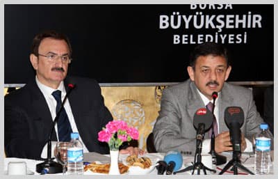 <font size="2"><font face="verdana,geneva"><strong>&quot;T&Uuml;RKİYE İLE AVRUPA ARASINDAKİ 250 YILLIK FARKI YAKALIYORUZ&quot;<br /><br />Kayseri B&uuml;y&uuml;kşehir Belediye Başkanı Mehmet &Ouml;zhaseki</strong>, T&uuml;rkiye'de belediyeciliğin Avrupa'ya g&ouml;re ge&ccedil; başladığını a&ccedil;ıklayarak, <font color="#993300">&quot;Avrupa ile T&uuml;rkiye arasında belediyeciliğin başlamasında 250 yıl fark var. T&uuml;rkiye'de ilk belediyecilik kanunu 1930'lu yıllarda yapıldı. Bir de 1950'lili yıllarda &uuml;lkemizde b&uuml;y&uuml;k bir g&ouml;&ccedil; dalgası başladı. Belediyeler, ideolojik g&ouml;r&uuml;şler i&ccedil;erisinde basamak olarak g&ouml;r&uuml;lm&uuml;ş ve 2000'li yıllarda bir&ccedil;ok b&uuml;y&uuml;kşehir &ccedil;eşitli sıkıntılarla karşılaşmıştır.</font> Alt yapı, &uuml;st yapı meseleleri, vatandaşların beklentileri ile belediyeler karşı karşıya gelmiştir. Artık 8-10 yıl i&ccedil;erisinde &uuml;lkemizde belediyecilikte yeni bir &ccedil;ığır a&ccedil;ılmıştır. Sosyal ve hizmet belediyeciliğinde yarış başlamıştır. Artık başkanlar birka&ccedil; g&ouml;revi yerine getiren değil, şehri daha ileriye g&ouml;t&uuml;rmek i&ccedil;in problemlerle boğuşuyorlar. Onun i&ccedil;in bu toplantılar &ccedil;ok &ouml;nemli.<font color="#993300"><strong> Yeni yeni fikir alışverişi yaparak, yeni tecr&uuml;beler edineceğiz.</strong></font> Paylaşımlar sonunda burada g&ouml;rd&uuml;klerimizi şehrimize g&ouml;t&uuml;receğiz. Yeni projeleri hayata ge&ccedil;ireceğiz&quot; diye konuştu.</font></font>