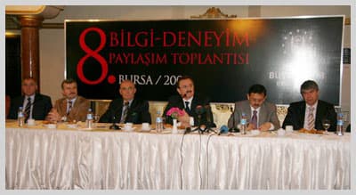 <font size="2"><font face="verdana,geneva"><strong>&quot;KALKINMA YERELDE BAŞLAR&quot;<br /><br />Antalya B&uuml;y&uuml;kşehir Belediye Başkanı Menderes T&uuml;rel</strong> ise toplantıların &ccedil;ok faydalı olduğunu kaydederek,<font color="#993300"> &quot;Toplantıları yapmaya başladığımızdan beri bir&ccedil;ok projeye imza attık. B&uuml;rokratlarımız ile bir araya gelerek belediyelerarası kaynaşmayı sağladık. Bursa B&uuml;y&uuml;kşehir Belediyesi ile &ccedil;amur kurutma projesini, Gaziantep B&uuml;y&uuml;kşehir Belediyesi ile su kullanımı y&ouml;netim projesini, Kayseri ve Bursa B&uuml;y&uuml;kşehir belediyeleri ile raylı sistem projelerinde işbirliği yaptık. Kalkınma yerelde başlar. Biz de kalkınma hamlesini ger&ccedil;ekleştirmek i&ccedil;in &ccedil;alışıyoruz&quot;</font> şeklinde konuştu.<br /><br /><strong>Gaziantep B&uuml;y&uuml;kşehir Belediye Başkanı Asım G&uuml;zel</strong> ise Bursa'da yapılan &ccedil;alışmaları yerinde inceleyerek, tecr&uuml;belerine yenilerini ekleyeceklerini ifade etti. Konya B&uuml;y&uuml;kşehir Belediye Başkanı Tahir Aky&uuml;rek de Bursa'nın misyonu olan bir şehir olduğunu vurgulayarak, kentsel d&ouml;n&uuml;ş&uuml;m, restorasyon ve ulaşım projelerini yerinde g&ouml;rerek, yeni fikirler edineceklerini kaydetti.<br /><br /><strong>Samsun B&uuml;y&uuml;kşehir Belediye Başkanı Yusuf Ziya Yılmaz</strong> da toplantıların faydalı olduğunu a&ccedil;ıklayarak, Bursa'nın 4 yılda yaşadığı gelişim ve değişimi yerinde g&ouml;receklerini ve fikir alışverişi yapacaklarını kaydetti.</font></font>