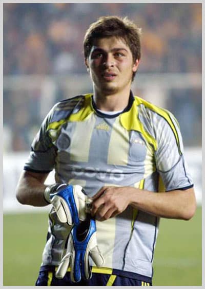 <font size="2"><font face="verdana,geneva"><strong><br />İşte iki eski hakemin &ccedil;ok sert &Ccedil;akır eleştirileri:</strong>&nbsp; <br /><br /><strong>Metin Tokat: </strong>Lugano'ya verilen ilk sarı kart gereksiz ikincisi yardımcı hakeme yaptığı g&ouml;zl&uuml;k işareti sportmenliğe aykırı olduğundan doğruydu. Ancak itiraza neden olan bu pozisyon &ouml;ncesi Lincoln'&uuml;n lehine verilen faul kararı hatalıydı. </font></font><p><font size="2"><font face="verdana,geneva"><strong>Sel&ccedil;uk</strong>'un, <strong>Barış</strong>'a yaptığı hareketten, Volkan'a ta&ccedil; atışını geciktirmesinden dolayı verdiği</font><font face="verdana,geneva"><strong> sarı kartlar komikti. <br /></strong>Lincoln pozisyon gereği ceza alanı i&ccedil;inde d&uuml;şt&uuml;, aldatmadan yanlış sarı kart g&ouml;sterdi. <br /><br /></font></font><font face="verdana,geneva" size="2">Lugano'nun kırmızı kartı sonrası sahaya terk etmesi beş dakika s&uuml;rd&uuml;. Ayrıca sakatlıklar ve oyuncu değişiklikleri var, <strong>en az 7 dakika</strong> <strong>uzaması gereken ilk yarıyı 4 dakika uzattı.</strong> </font></p><p><font face="verdana,geneva" size="2" color="#993300">Normal uzatma s&uuml;resi bitmeden ta&ccedil; atışından gelen topta kaleci ile karşı karşıya kalan Volkan'ın gol pozisyonunda ilk yarıyı bitirdi. Basketbolda bile top havadayken ma&ccedil; bitirilmez. </font></p><p><font face="verdana,geneva" size="2">İkinci yarının başında Deivid'e g&ouml;sterdiği ilk sarı kart yerinde, ama bir dakika sonra aynı oyuncunun Arda'ya top ge&ccedil;tikten sonra yaptığı sert hareketin karşılığı ikinci sarıdan kırmızı olmalıydı. </font></p><p><font size="2"><font face="verdana,geneva"><strong><font color="#993300">G&ouml;khan G&ouml;n&uuml;l</font></strong> oyun alanı i&ccedil;inde yerde bulunan topu alıp ta&ccedil; atışı yapacakken, top toplayıcıdan gelen topun sahaya girmesi &uuml;zerine vakit ge&ccedil;irme diye ikinci sarıdan kırmızı kart g&ouml;stermesi tam bir fiyaskoydu. </font><font face="verdana,geneva"><font color="#993300">Sahanın i&ccedil;indeki topu alan oyuncuya bu kadar kolay kart g&ouml;sterilmez. <br /></font><br />Uzatma dakikasında gelen gol sonrası Volkan'ın, Lincoln'e yaptığı hareket sonrası g&ouml;sterdiği kırmızı kart doğruydu. Lincoln'e ise tam bir eyyam kırmızı kartı g&ouml;sterdi.</font></font></p>