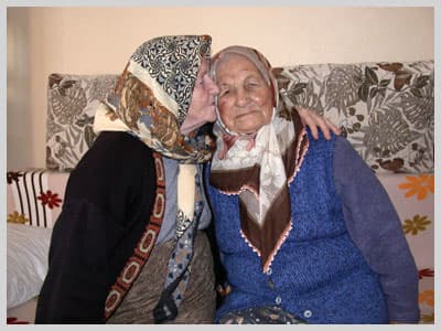 <p><font size="2"><font face="verdana,geneva"><strong>4 &ccedil;ocuk</strong>tan sonra<strong> 8 torun</strong> b&uuml;y&uuml;tt&uuml;ğ&uuml;n&uuml; ifade eden <strong>M&uuml;nire nine</strong>, <font color="#993300">&quot;Onlara g&ouml;z&uuml;m gibi &ccedil;ok severek baktım. Galiba Allah bu sebeple de &ouml;mr&uuml;ne &ouml;m&uuml;r kattı. Torunumun &ccedil;ocuklarının &ccedil;ocuklarını bile g&ouml;rd&uuml;m.&quot;</font> diyor. </font></font></p><p><font face="verdana,geneva" size="2"></font></p><p><font size="2"><font face="verdana,geneva"><strong>101 YAŞINA KADAR Hİ&Ccedil; HASTANEYE YATMADI</strong> </font></font></p><p><font face="verdana,geneva" size="2"></font></p><p><font face="verdana,geneva" size="2">Zaman zaman tansiyon sorunu yaşayan M&uuml;nire nine, yaşını gereği olarak biraz ağır işitiyor. Bir kez de &uuml;resi y&uuml;kselen M&uuml;nire nine, hayatı boyunca birka&ccedil; kez hastaneye gitmiş. Ge&ccedil;en sene ilk kez 101 yaşından sonra 6 g&uuml;n hastanede yatarak tedavi olmuş. </font></p><p><font size="2"><font face="verdana,geneva">Annesinin genel sağlık durumunun iyi olduğunu belirten <strong>Meliha Yıldırım</strong>, <font color="#993300">&quot;Annem b&uuml;t&uuml;n ihtiya&ccedil;larını kendisi karşılıyor. Bana hi&ccedil;bir zorluğu yok. Onu &ccedil;ok seviyorum. Ben de 80 yaşındayım ve annemle birlikteyim. Bu benim i&ccedil;in g&uuml;zel bir l&uuml;tuf. &Ccedil;ok şanslıyım. Allah anneme daha uzun ve sağlıklı yıllar nasip etsin&quot; </font><font color="#000000">diyerek duygularını dile getiriyor.</font></font></font></p>